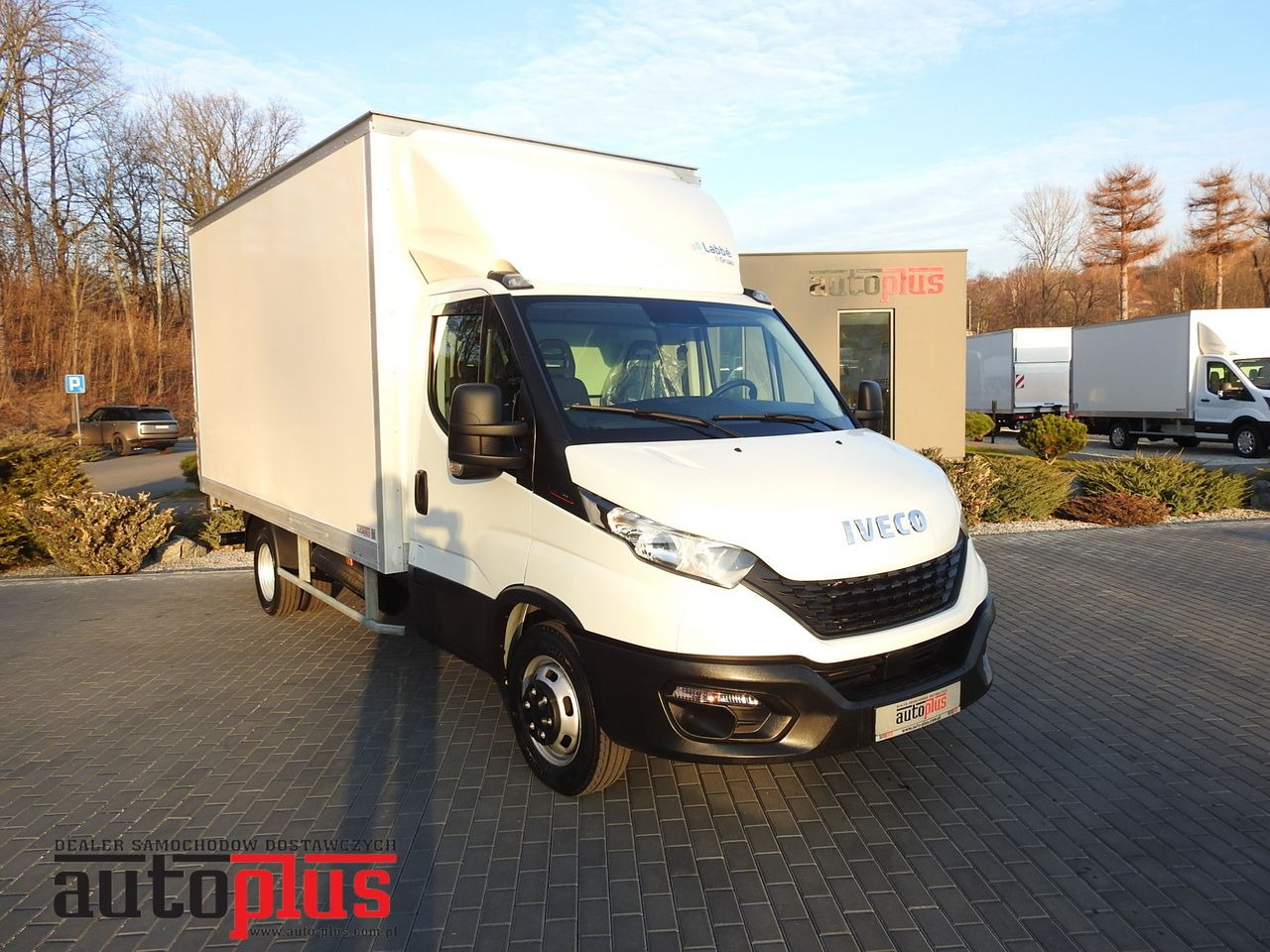 IVECO DAILY 35S16 BOX LIFT 8 PALLETS CRUISE CONTROL AIR CONDITIONING TWIN WHEELS 160HP - Комбе фургон: слика 1 IVECO DAILY 35S16 BOX LIFT 8 PALLETS CRUISE CONTROL AIR CONDITIONING TWIN WHEELS 160HP - Комбе фургон: слика 1