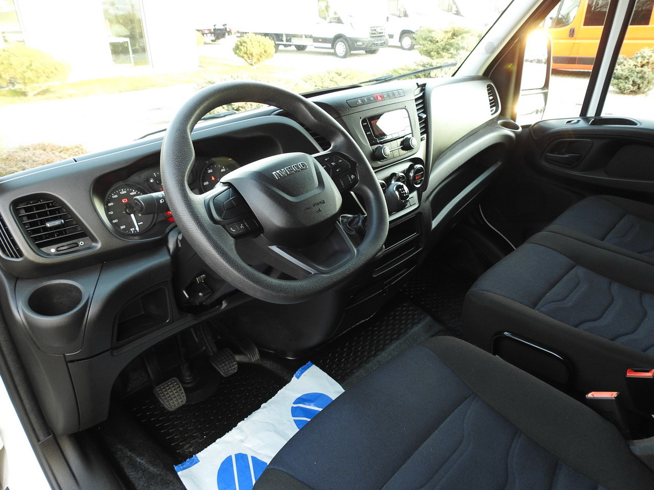IVECO DAILY 35S16 BOX LIFT 8 PALLETS CRUISE CONTROL AIR CONDITIONING TWIN WHEELS 160HP - Комбе фургон: слика 2 IVECO DAILY 35S16 BOX LIFT 8 PALLETS CRUISE CONTROL AIR CONDITIONING TWIN WHEELS 160HP - Комбе фургон: слика 2