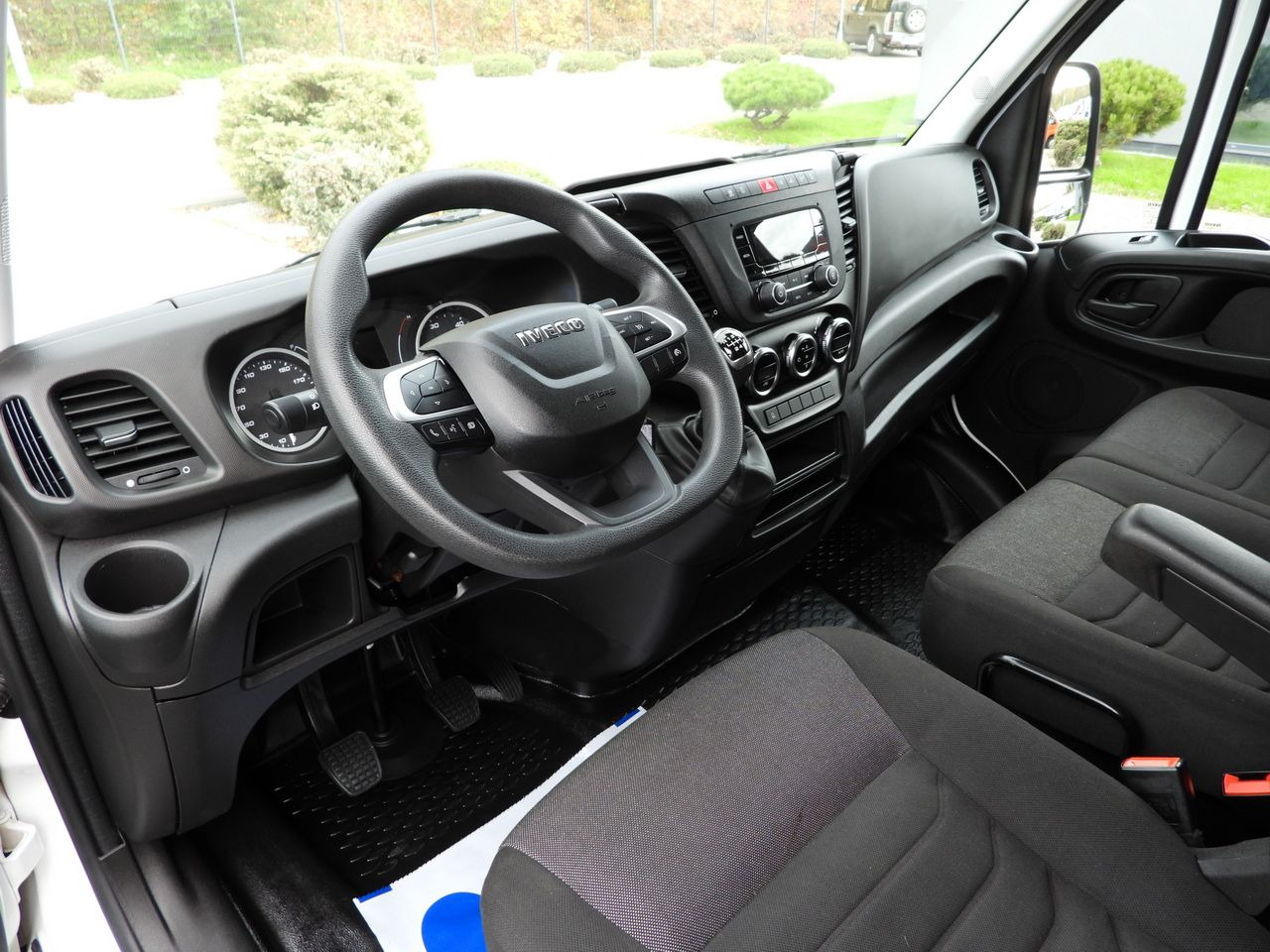 IVECO DAILY 35S16 BOX LIFT 8 PALLETS CRUISE CONTROL AIR CONDITIONING TWIN WHEELS 160HP - Комбе фургон: слика 2 IVECO DAILY 35S16 BOX LIFT 8 PALLETS CRUISE CONTROL AIR CONDITIONING TWIN WHEELS 160HP - Комбе фургон: слика 2