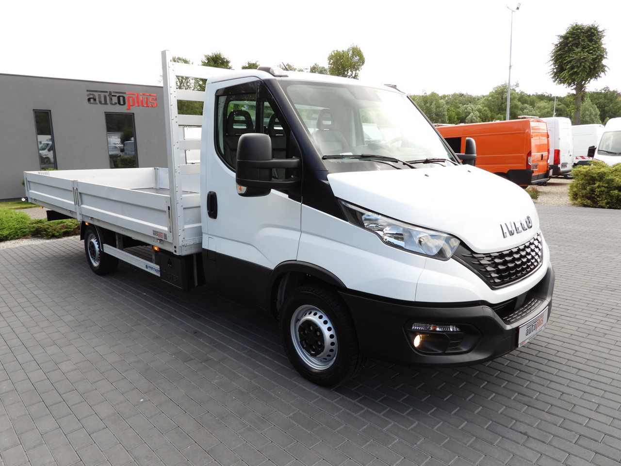 IVECO DAILY 35S16 STAKE BODY 10 PALLETS CRUISE CONTROL AIR CONDITIONING 160HP - Комбе со отворен сандак: слика 4 IVECO DAILY 35S16 STAKE BODY 10 PALLETS CRUISE CONTROL AIR CONDITIONING 160HP - Комбе со отворен сандак: слика 4