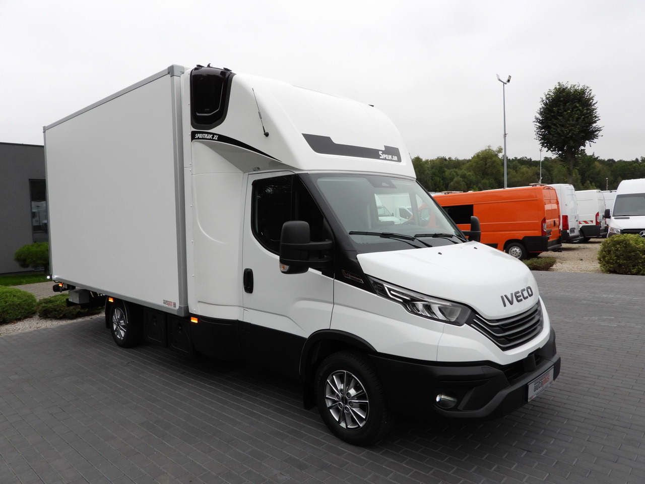 IVECO DAILY 35S18 BOX HI-MATIC LIFT 8 PALLETS CRUISE CONTROL NAVIGATION LED LIGHTS PNEUMATICS AUTOMATIC TRANSMISSION HI-MATIC AIR CONDITIONING 180HP - Комбе фургон: слика 4 IVECO DAILY 35S18 BOX HI-MATIC LIFT 8 PALLETS CRUISE CONTROL NAVIGATION LED LIGHTS PNEUMATICS AUTOMATIC TRANSMISSION HI-MATIC AIR CONDITIONING 180HP - Комбе фургон: слика 4