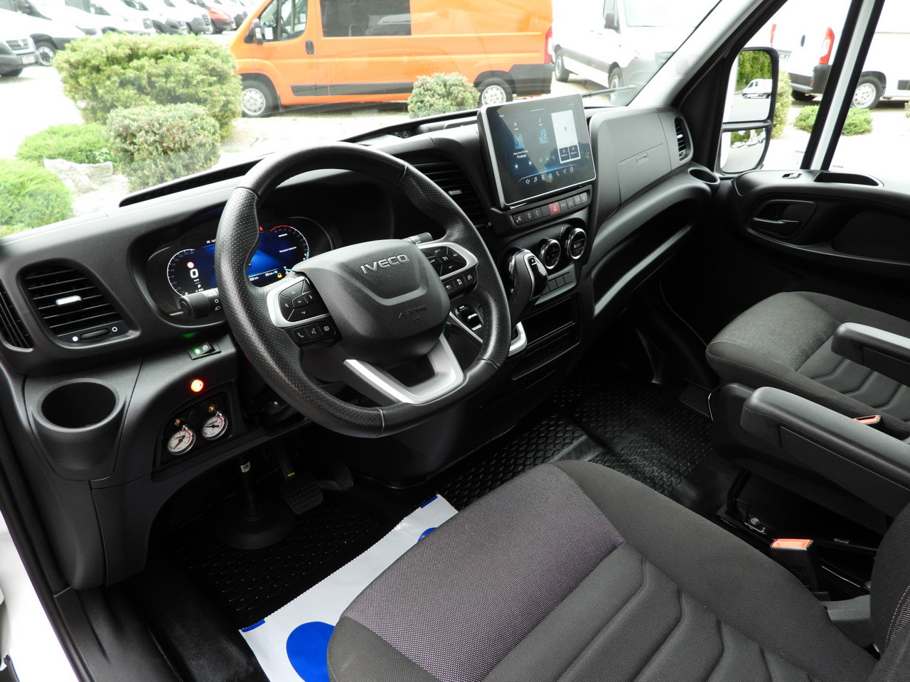 IVECO DAILY 35S18 BOX HI-MATIC LIFT 8 PALLETS CRUISE CONTROL NAVIGATION LED LIGHTS PNEUMATICS AUTOMATIC TRANSMISSION HI-MATIC AIR CONDITIONING 180HP - Комбе ладилник: слика 2 IVECO DAILY 35S18 BOX HI-MATIC LIFT 8 PALLETS CRUISE CONTROL NAVIGATION LED LIGHTS PNEUMATICS AUTOMATIC TRANSMISSION HI-MATIC AIR CONDITIONING 180HP - Комбе ладилник: слика 2