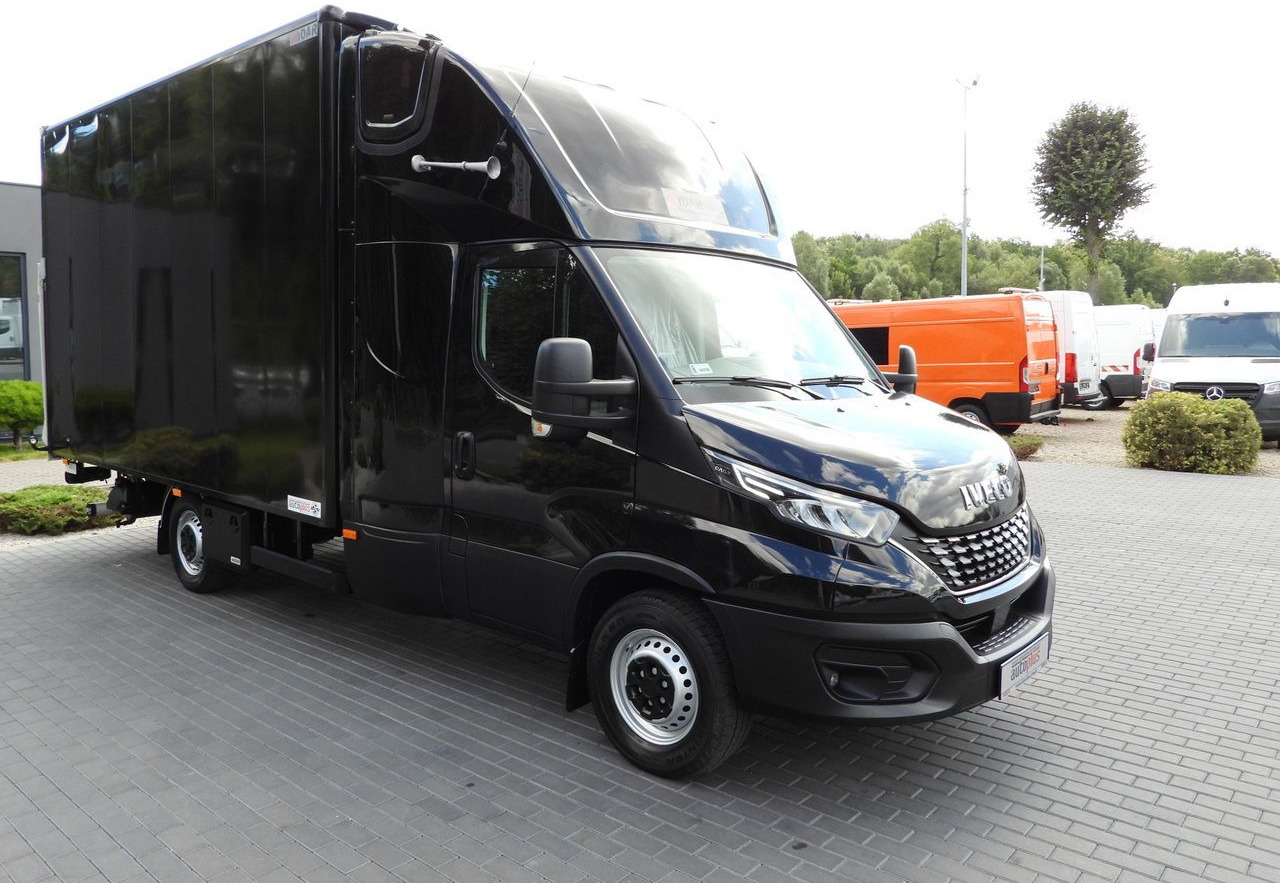 IVECO DAILY 35S18 BOX LIFT 8 PALLETS WEBASTO CRUISE CONTROL NAVIGATION LED LIGHTS PNEUMATICS AIR CONDITIONING 180HP - Комбе фургон: слика 4 IVECO DAILY 35S18 BOX LIFT 8 PALLETS WEBASTO CRUISE CONTROL NAVIGATION LED LIGHTS PNEUMATICS AIR CONDITIONING 180HP - Комбе фургон: слика 4