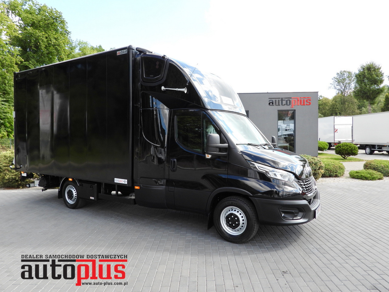IVECO DAILY 35S18 BOX LIFT 8 PALLETS WEBASTO CRUISE CONTROL NAVIGATION LED LIGHTS PNEUMATICS AIR CONDITIONING 180HP - Комбе фургон: слика 1 IVECO DAILY 35S18 BOX LIFT 8 PALLETS WEBASTO CRUISE CONTROL NAVIGATION LED LIGHTS PNEUMATICS AIR CONDITIONING 180HP - Комбе фургон: слика 1