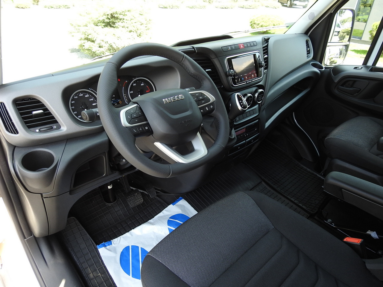IVECO DAILY 35S18 NEW TARPAULIN 8 PALLETS CRUISE CONTROL NAVIGATION LED LIGHTS AUTOMATIC TRANSMISSION HI-MATIC MANUFACTURERS WARRANTY 180HP - Комбе со церада: слика 2 IVECO DAILY 35S18 NEW TARPAULIN 8 PALLETS CRUISE CONTROL NAVIGATION LED LIGHTS AUTOMATIC TRANSMISSION HI-MATIC MANUFACTURERS WARRANTY 180HP - Комбе со церада: слика 2