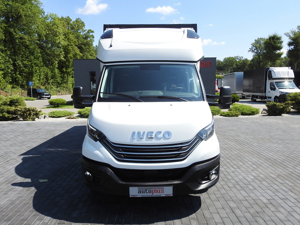 IVECO DAILY 35S18 NEW TARPAULIN 8 PALLETS CRUISE CONTROL NAVIGATION LED LIGHTS AUTOMATIC TRANSMISSION HI-MATIC MANUFACTURERS WARRANTY 180HP - Комбе со церада: слика 5 IVECO DAILY 35S18 NEW TARPAULIN 8 PALLETS CRUISE CONTROL NAVIGATION LED LIGHTS AUTOMATIC TRANSMISSION HI-MATIC MANUFACTURERS WARRANTY 180HP - Комбе со церада: слика 5