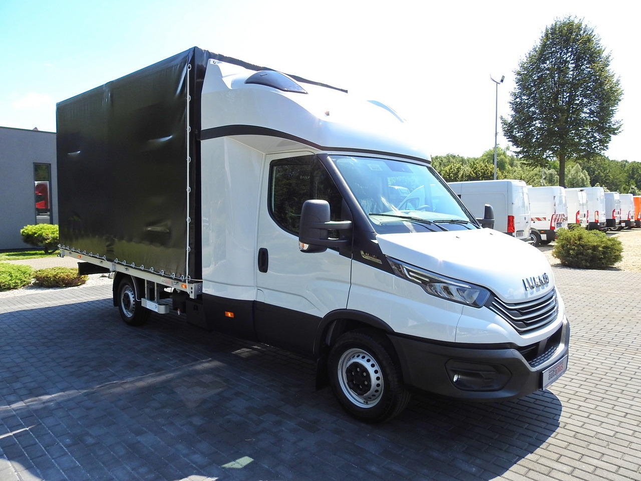 IVECO DAILY 35S18 NEW TARPAULIN 8 PALLETS CRUISE CONTROL NAVIGATION LED LIGHTS AUTOMATIC TRANSMISSION HI-MATIC MANUFACTURERS WARRANTY 180HP - Комбе со церада: слика 4 IVECO DAILY 35S18 NEW TARPAULIN 8 PALLETS CRUISE CONTROL NAVIGATION LED LIGHTS AUTOMATIC TRANSMISSION HI-MATIC MANUFACTURERS WARRANTY 180HP - Комбе со церада: слика 4