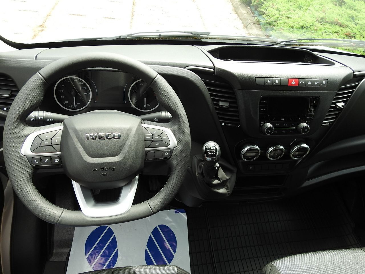 Нов Комбе со церада IVECO DAILY 35S18 NEW TARPAULIN WEBASTO CRUISE CONTROL AIR CONDITIONING 180HP: слика 31