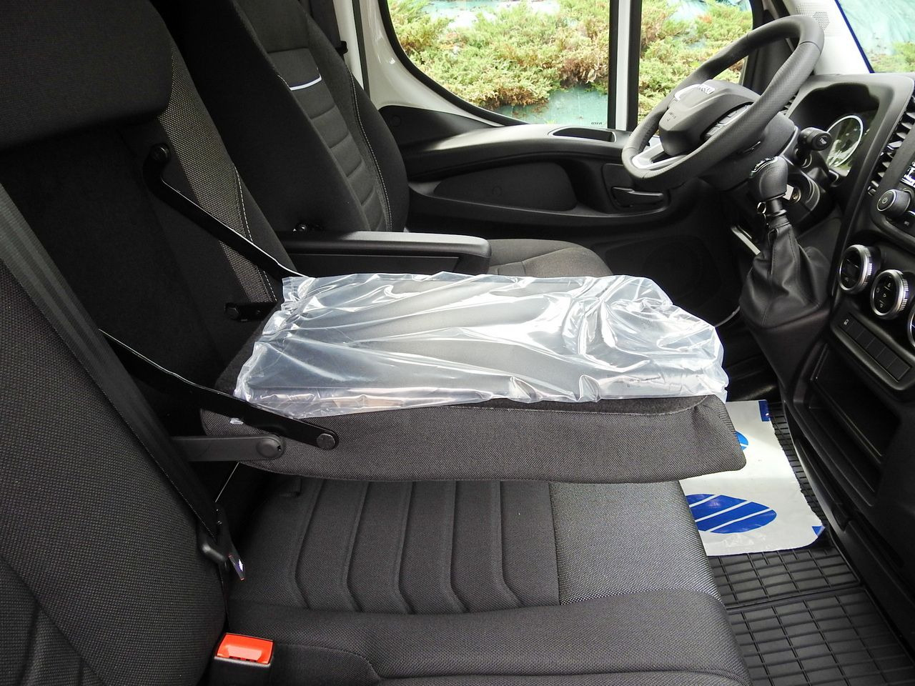 Нов Комбе со церада IVECO DAILY 35S18 NEW TARPAULIN WEBASTO CRUISE CONTROL AIR CONDITIONING 180HP: слика 42