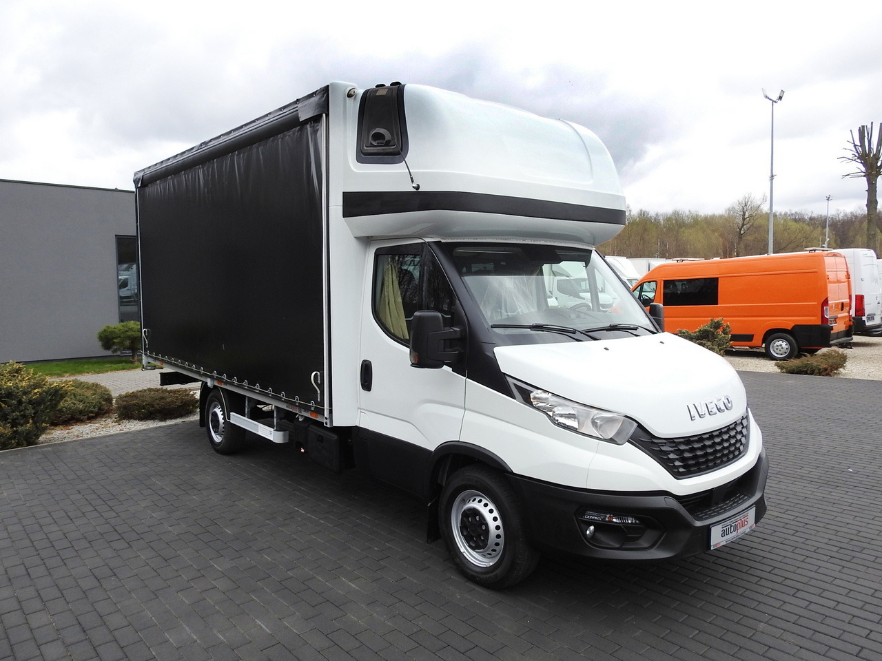 IVECO DAILY 35S18 TARPAULIN 10 PALLETS WEBASTO CRUISE CONTROL AIR CONDITIONING 180HP - Комбе со церада: слика 4 IVECO DAILY 35S18 TARPAULIN 10 PALLETS WEBASTO CRUISE CONTROL AIR CONDITIONING 180HP - Комбе со церада: слика 4
