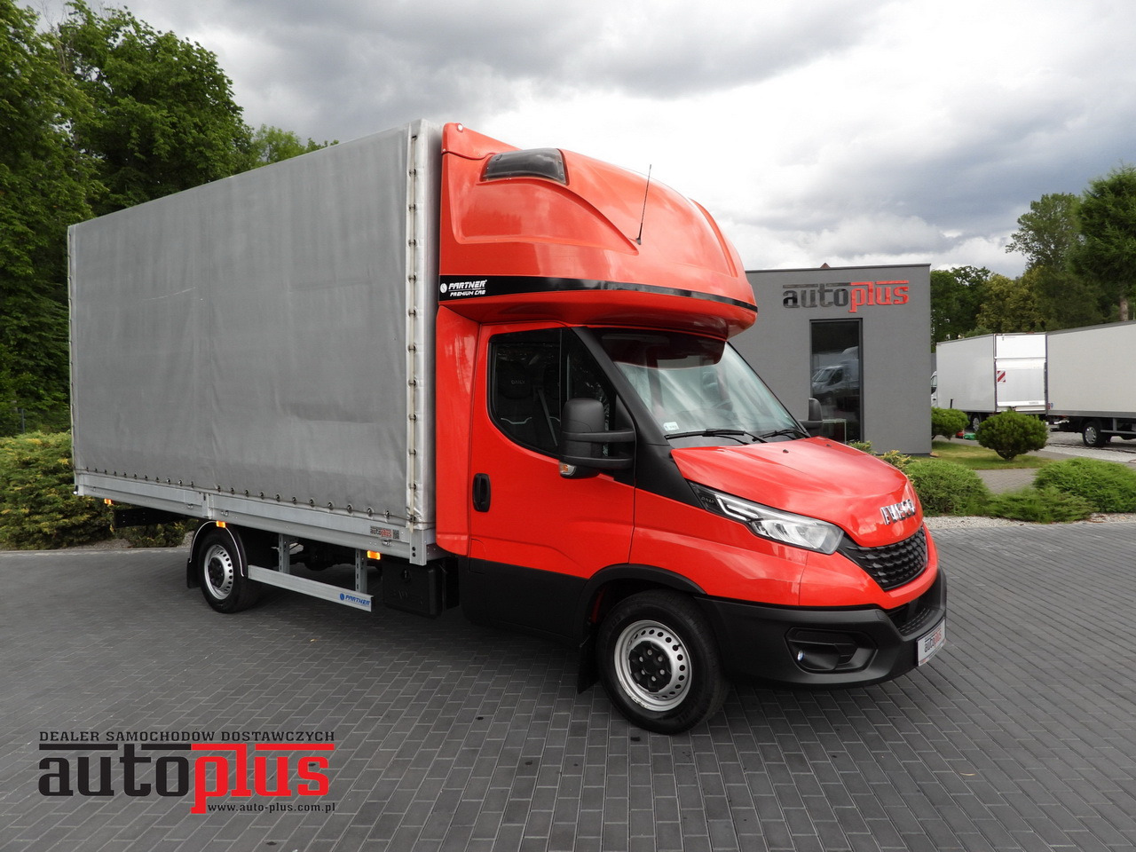IVECO DAILY 35S18 TARPAULIN 10 PALLETS WEBASTO CRUISE CONTROL LED LIGHTS AIR CONDITIONING 180HP - Комбе со церада: слика 1 IVECO DAILY 35S18 TARPAULIN 10 PALLETS WEBASTO CRUISE CONTROL LED LIGHTS AIR CONDITIONING 180HP - Комбе со церада: слика 1