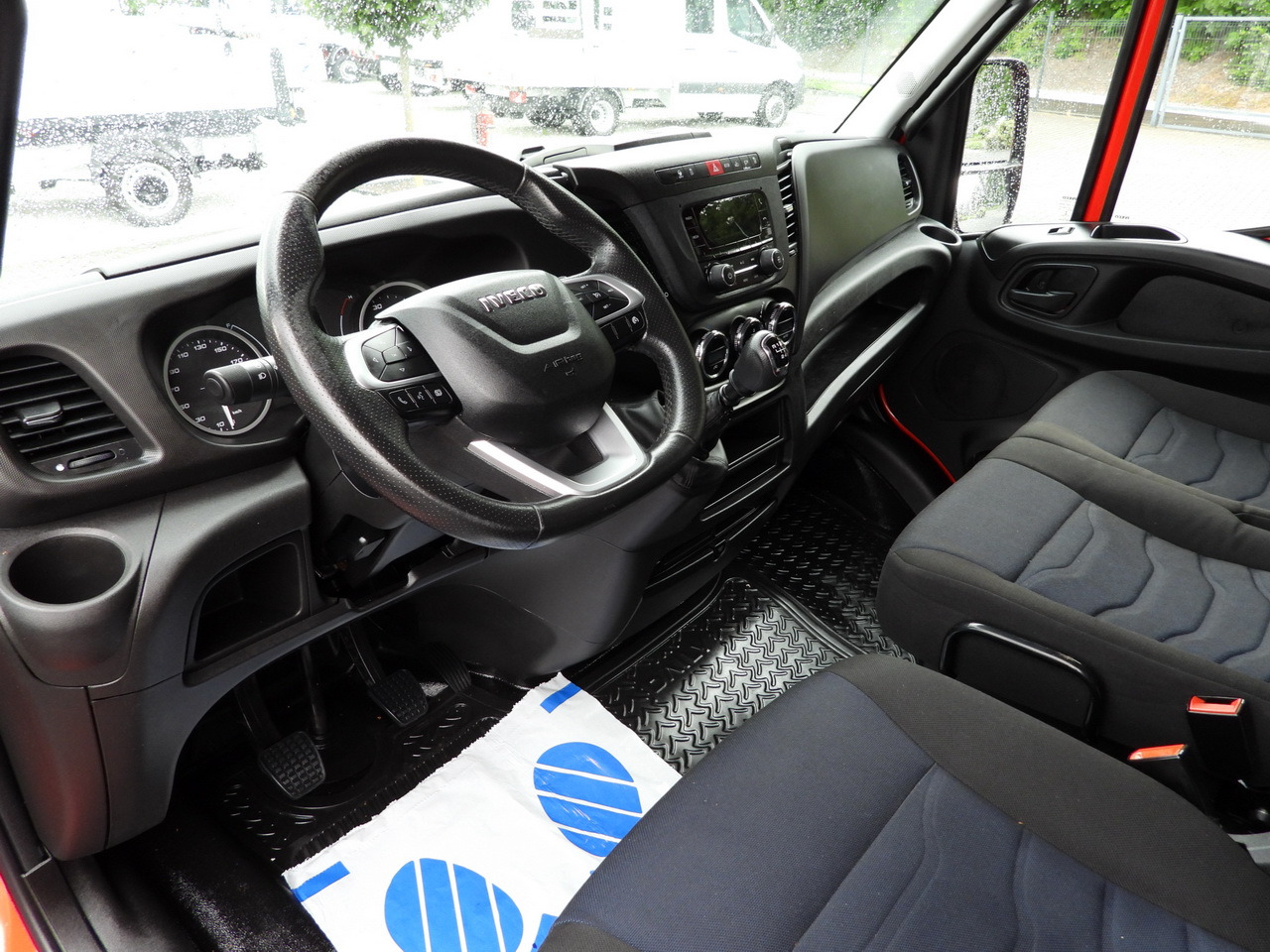 IVECO DAILY 35S18 TARPAULIN 10 PALLETS WEBASTO CRUISE CONTROL LED LIGHTS AIR CONDITIONING 180HP - Комбе со церада: слика 2 IVECO DAILY 35S18 TARPAULIN 10 PALLETS WEBASTO CRUISE CONTROL LED LIGHTS AIR CONDITIONING 180HP - Комбе со церада: слика 2