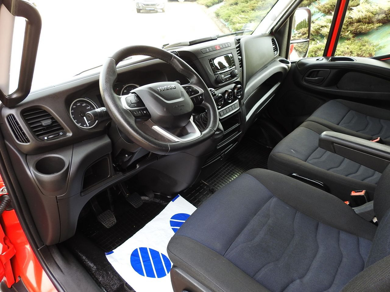 IVECO DAILY 35S18 TARPAULIN 10 PALLETS WEBASTO CRUISE CONTROL LED LIGHTS AIR CONDITIONING 180HP - Комбе со церада: слика 2 IVECO DAILY 35S18 TARPAULIN 10 PALLETS WEBASTO CRUISE CONTROL LED LIGHTS AIR CONDITIONING 180HP - Комбе со церада: слика 2