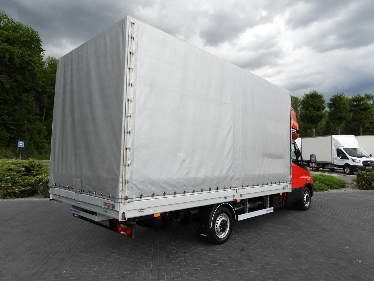 IVECO DAILY 35S18 TARPAULIN 10 PALLETS WEBASTO CRUISE CONTROL LED LIGHTS AIR CONDITIONING 180HP - Комбе со церада: слика 3 IVECO DAILY 35S18 TARPAULIN 10 PALLETS WEBASTO CRUISE CONTROL LED LIGHTS AIR CONDITIONING 180HP - Комбе со церада: слика 3