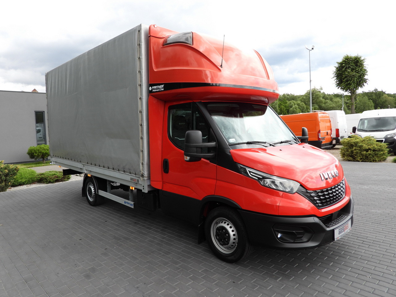 IVECO DAILY 35S18 TARPAULIN 10 PALLETS WEBASTO CRUISE CONTROL LED LIGHTS AIR CONDITIONING 180HP - Комбе со церада: слика 4 IVECO DAILY 35S18 TARPAULIN 10 PALLETS WEBASTO CRUISE CONTROL LED LIGHTS AIR CONDITIONING 180HP - Комбе со церада: слика 4