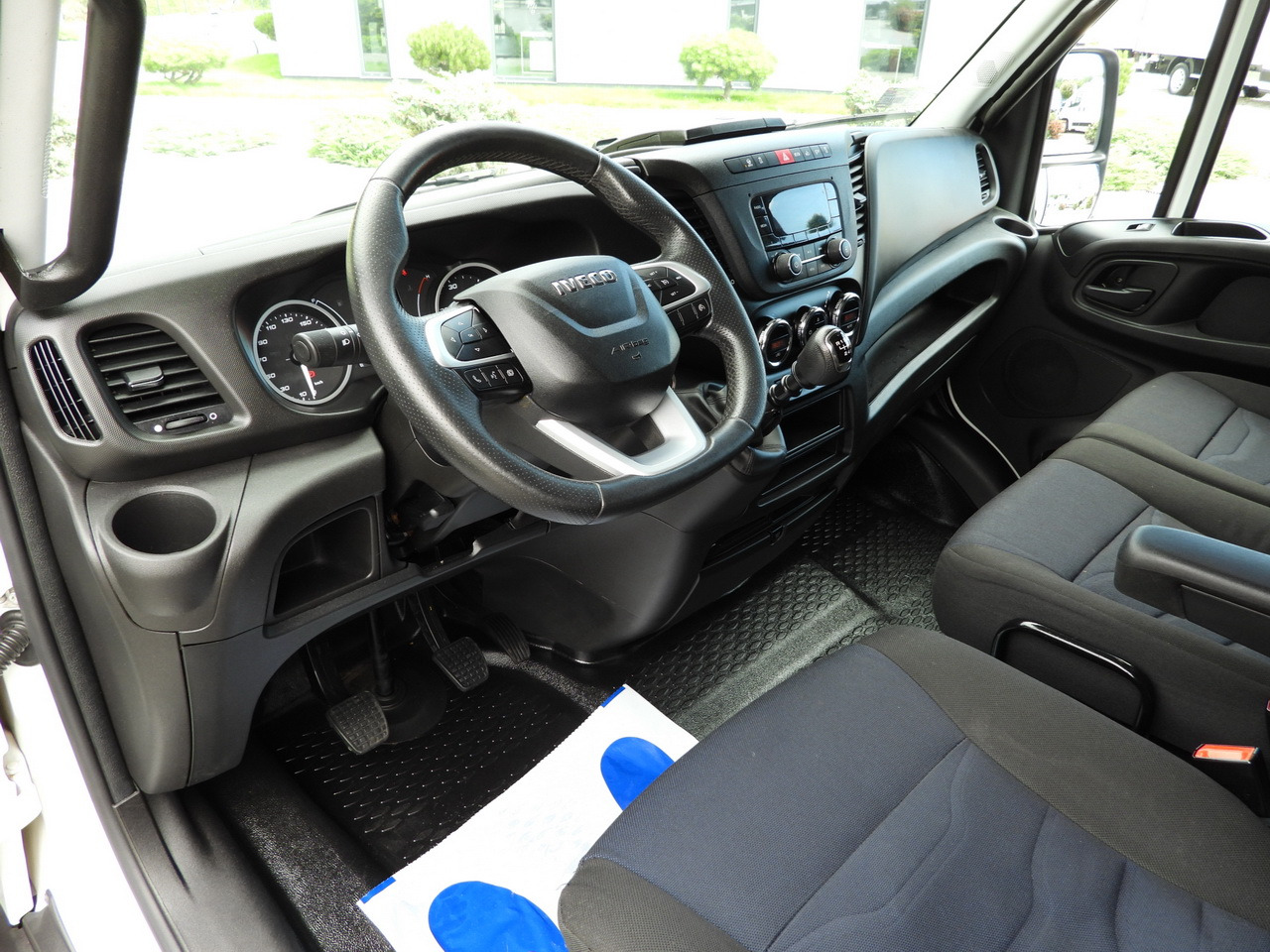 IVECO DAILY 35S18 TARPAULIN 10 PALLETS WEBASTO CRUISE CONTROL LED LIGHTS PNEUMATICS AIR CONDITIONING 180HP - Комбе со церада: слика 2 IVECO DAILY 35S18 TARPAULIN 10 PALLETS WEBASTO CRUISE CONTROL LED LIGHTS PNEUMATICS AIR CONDITIONING 180HP - Комбе со церада: слика 2