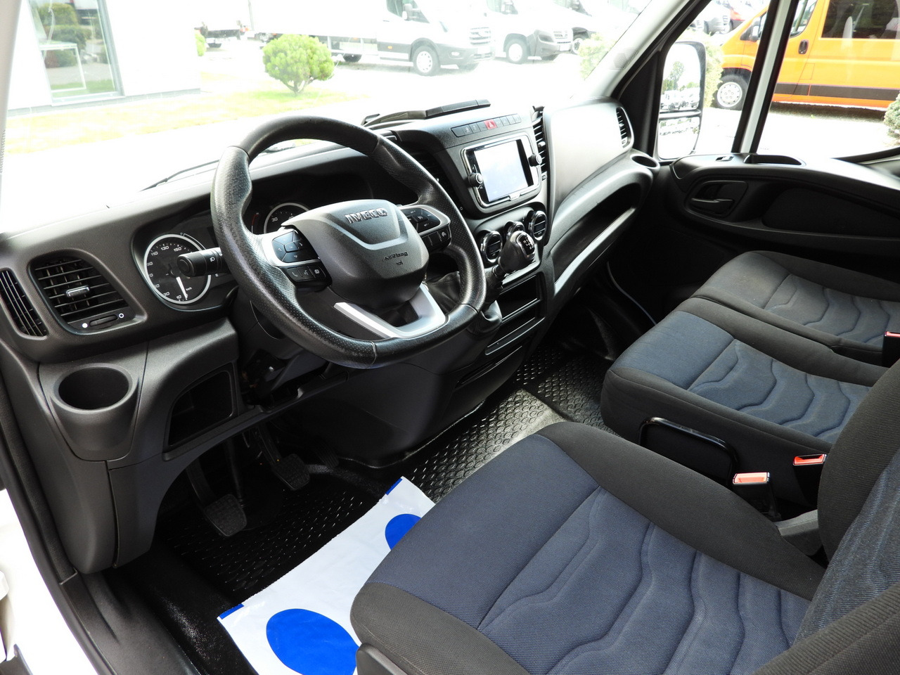 IVECO DAILY 35S18 TARPAULIN 10 PALLETS WEBASTO CRUISE CONTROL NAVIGATION LED LIGHTS AIR CONDITIONING 180HP - Комбе со церада: слика 2 IVECO DAILY 35S18 TARPAULIN 10 PALLETS WEBASTO CRUISE CONTROL NAVIGATION LED LIGHTS AIR CONDITIONING 180HP - Комбе со церада: слика 2