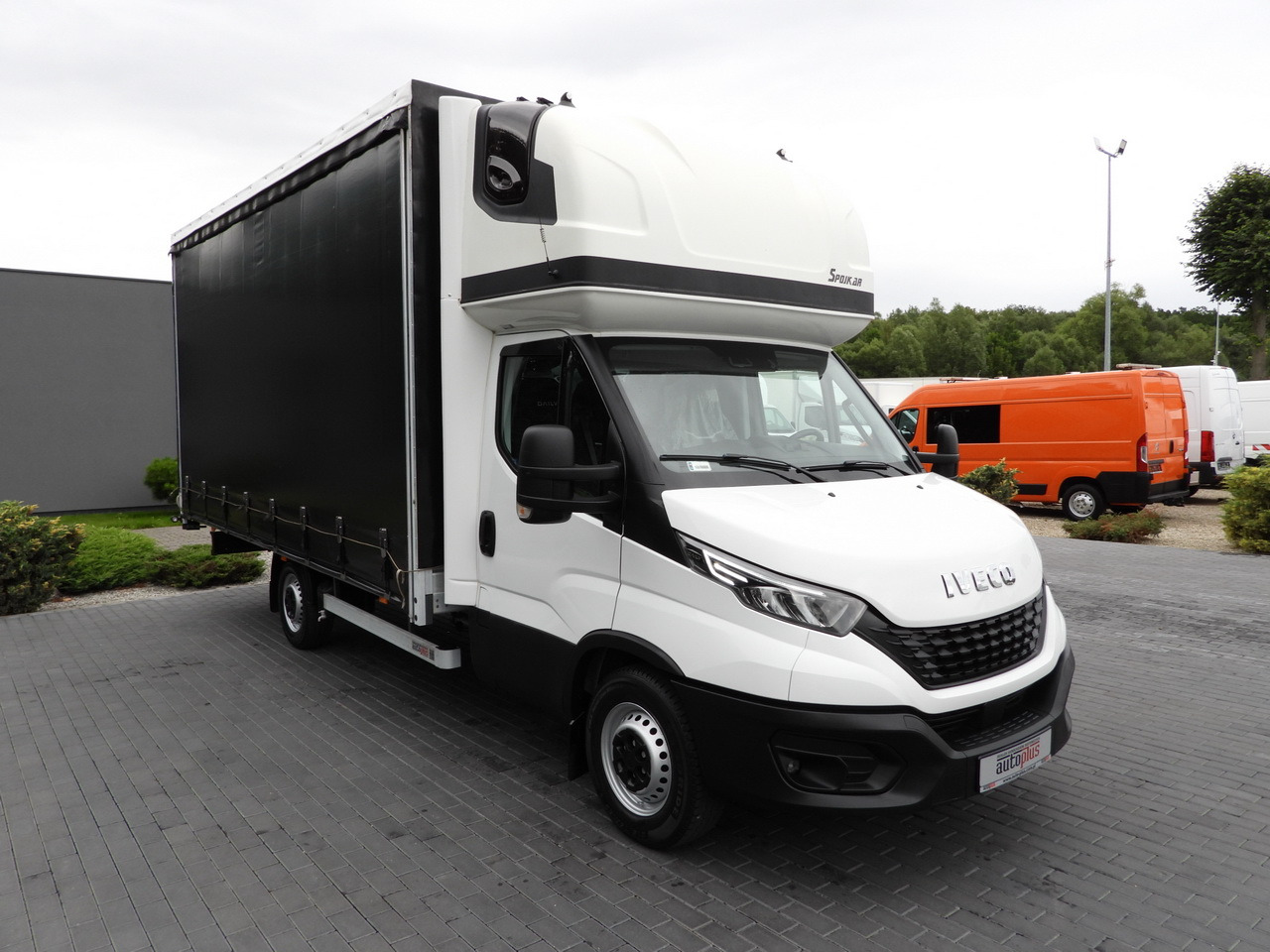 IVECO DAILY 35S18 TARPAULIN 10 PALLETS WEBASTO CRUISE CONTROL NAVIGATION LED LIGHTS AIR CONDITIONING 180HP - Комбе со церада: слика 4 IVECO DAILY 35S18 TARPAULIN 10 PALLETS WEBASTO CRUISE CONTROL NAVIGATION LED LIGHTS AIR CONDITIONING 180HP - Комбе со церада: слика 4
