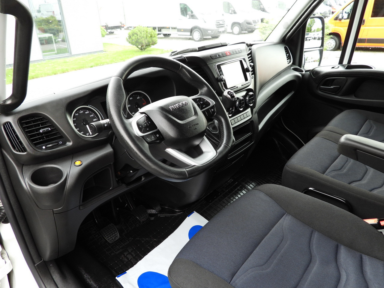 IVECO DAILY 35S18 TARPAULIN 10 PALLETS WEBASTO CRUISE CONTROL NAVIGATION LED LIGHTS AIR CONDITIONING 180HP - Комбе со церада: слика 2 IVECO DAILY 35S18 TARPAULIN 10 PALLETS WEBASTO CRUISE CONTROL NAVIGATION LED LIGHTS AIR CONDITIONING 180HP - Комбе со церада: слика 2