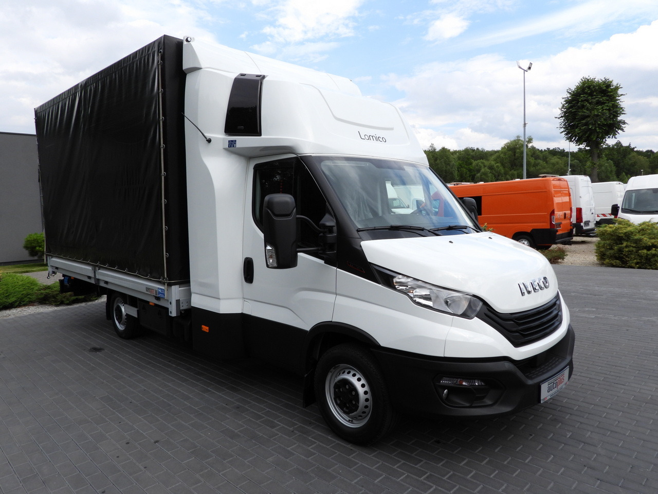 IVECO DAILY 35S18 TARPAULIN LIFT 10 PALLETS WEBASTO CRUISE CONTROL PNEUMATICS AIR CONDITIONING 180HP - Комбе со церада: слика 4 IVECO DAILY 35S18 TARPAULIN LIFT 10 PALLETS WEBASTO CRUISE CONTROL PNEUMATICS AIR CONDITIONING 180HP - Комбе со церада: слика 4