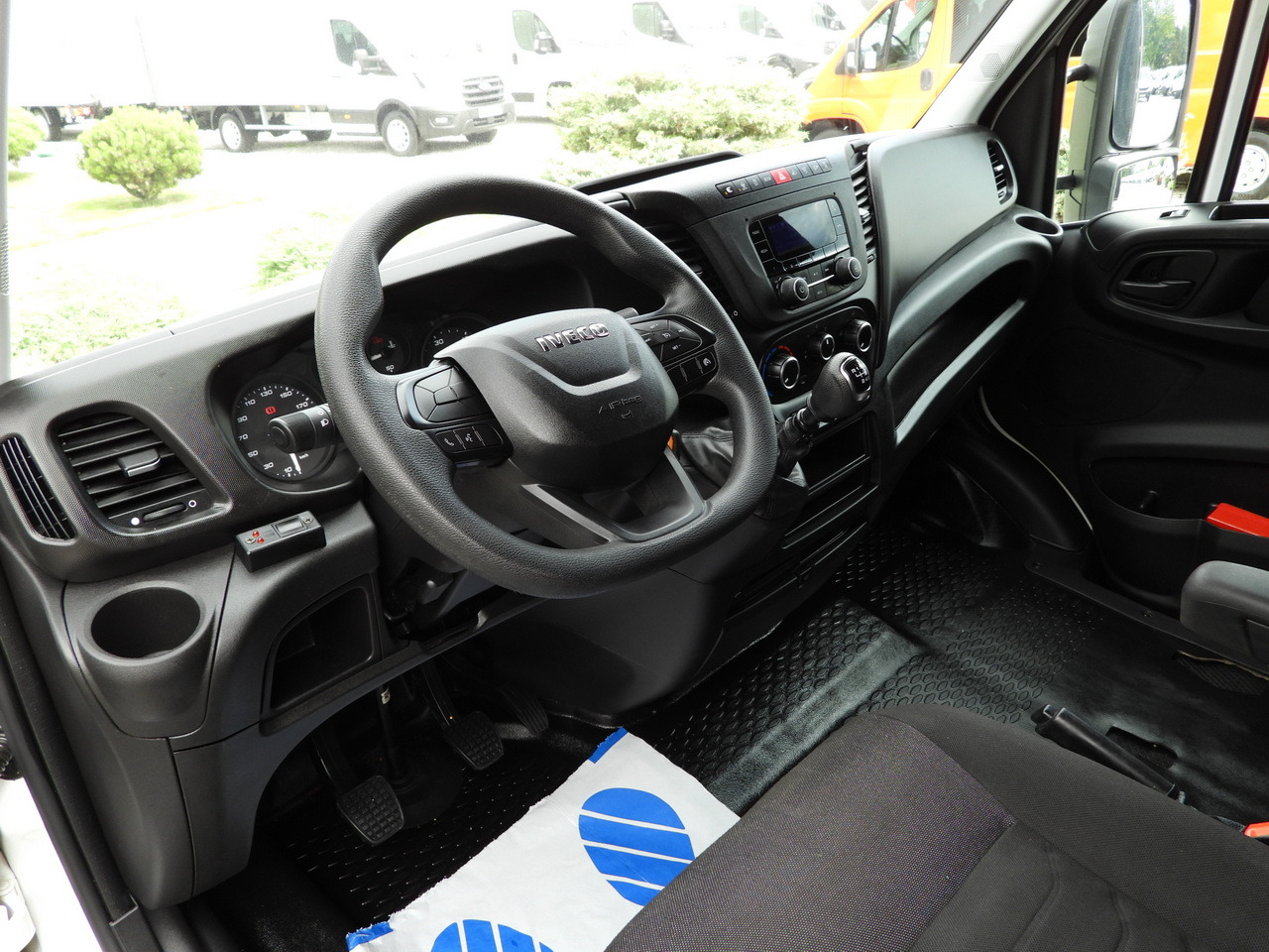 IVECO DAILY 35S18 TARPAULIN LIFT 10 PALLETS WEBASTO CRUISE CONTROL PNEUMATICS AIR CONDITIONING 180HP - Комбе со церада: слика 2 IVECO DAILY 35S18 TARPAULIN LIFT 10 PALLETS WEBASTO CRUISE CONTROL PNEUMATICS AIR CONDITIONING 180HP - Комбе со церада: слика 2
