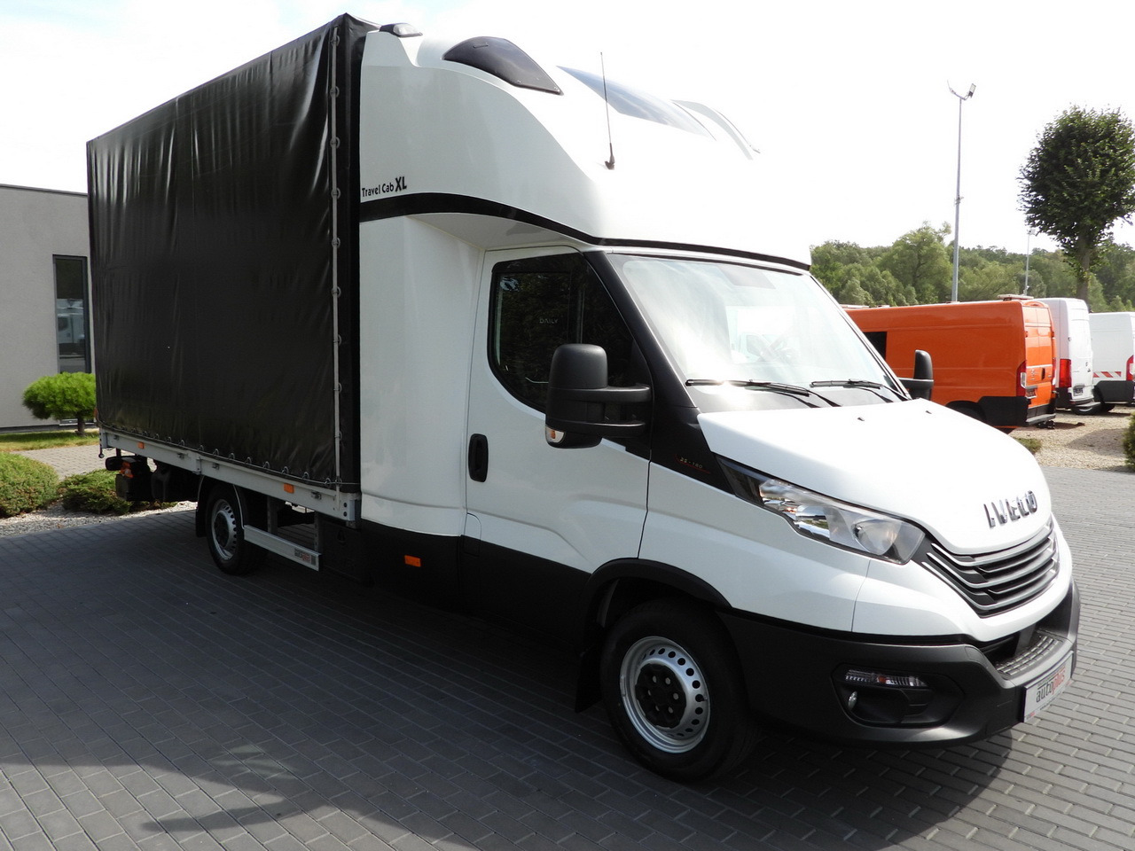 IVECO DAILY 35S18 TARPAULIN LIFT 8 PALLETS CRUISE CONTROL AIR CONDITIONING 180HP - Комбе со церада: слика 4 IVECO DAILY 35S18 TARPAULIN LIFT 8 PALLETS CRUISE CONTROL AIR CONDITIONING 180HP - Комбе со церада: слика 4