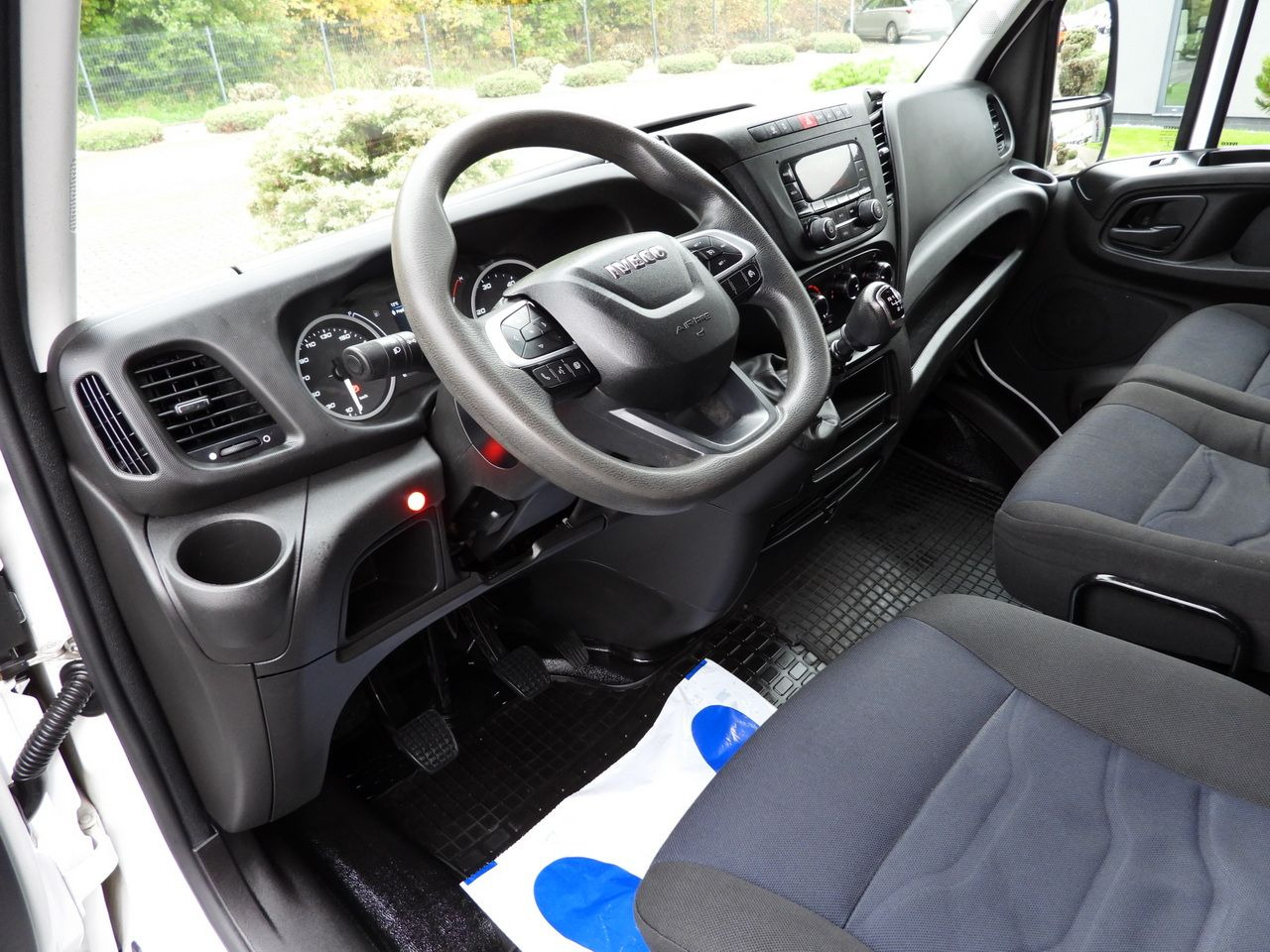 IVECO DAILY 35S18 TARPAULIN LIFT 8 PALLETS WEBASTO CRUISE CONTROL AIR CONDITIONING 180HP - Комбе со церада: слика 2 IVECO DAILY 35S18 TARPAULIN LIFT 8 PALLETS WEBASTO CRUISE CONTROL AIR CONDITIONING 180HP - Комбе со церада: слика 2
