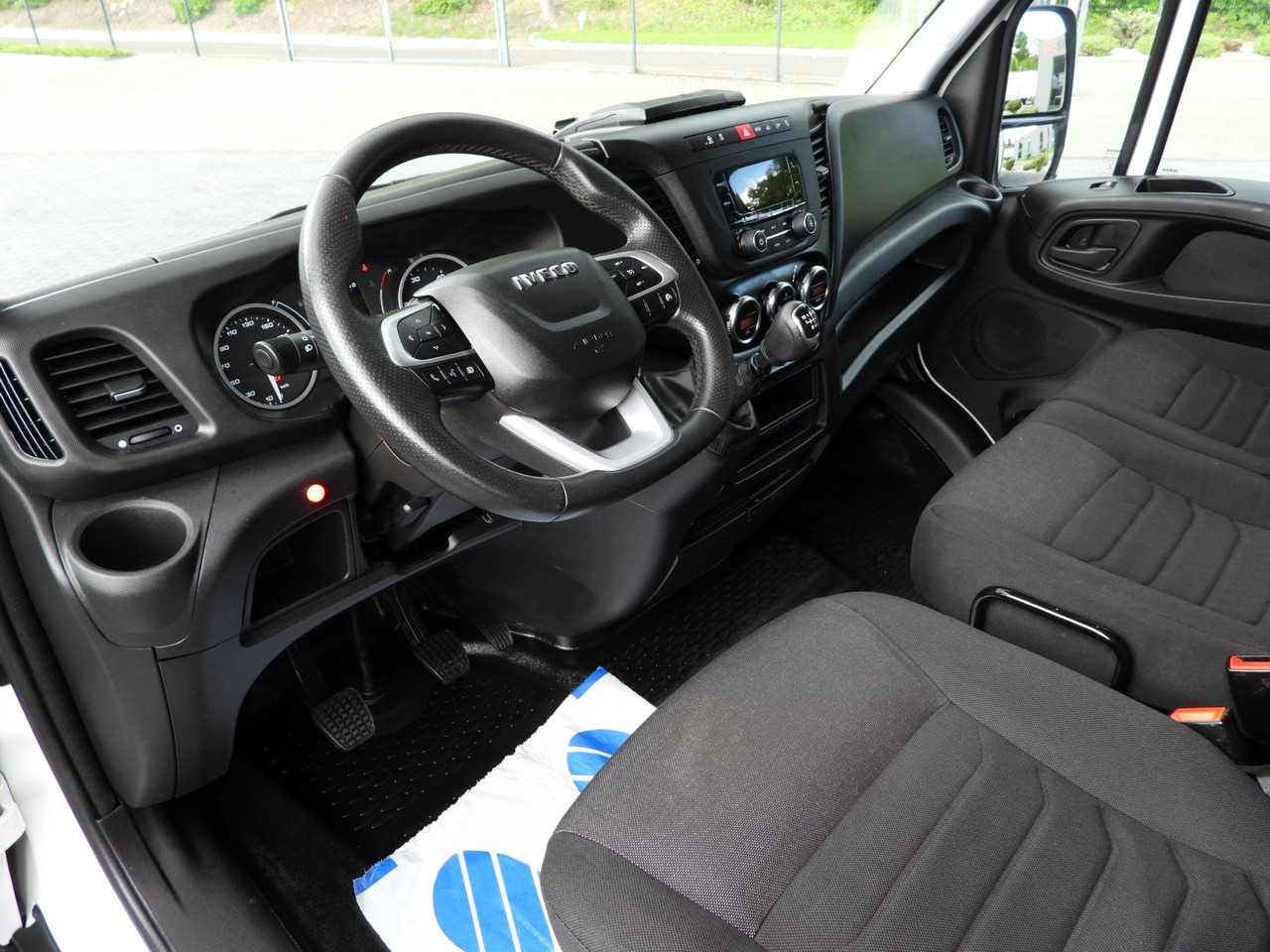 IVECO DAILY 35S18 TARPAULIN LIFT 8 PALLETS WEBASTO CRUISE CONTROL AIR CONDITIONING 180HP - Комбе со церада: слика 2 IVECO DAILY 35S18 TARPAULIN LIFT 8 PALLETS WEBASTO CRUISE CONTROL AIR CONDITIONING 180HP - Комбе со церада: слика 2