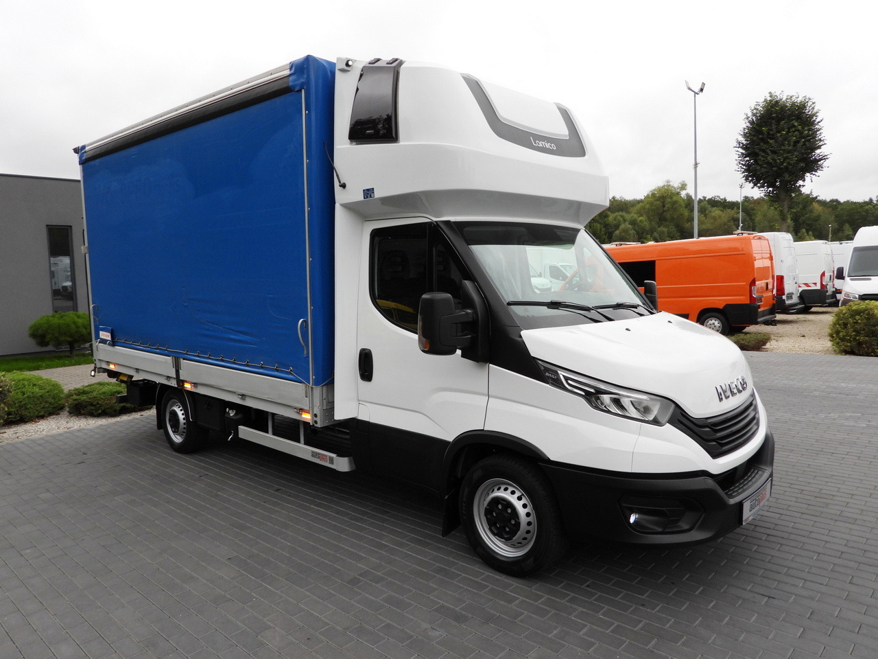 IVECO DAILY 35S18 TARPAULIN LIFT 8 PALLETS WEBASTO CRUISE CONTROL LED LIGHTS AIR CONDITIONING 180HP - Комбе со церада: слика 4 IVECO DAILY 35S18 TARPAULIN LIFT 8 PALLETS WEBASTO CRUISE CONTROL LED LIGHTS AIR CONDITIONING 180HP - Комбе со церада: слика 4