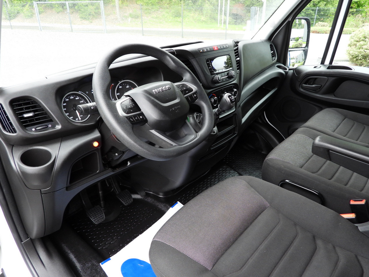 IVECO DAILY 35S18 TARPAULIN LIFT 8 PALLETS WEBASTO CRUISE CONTROL LED LIGHTS AIR CONDITIONING 180HP - Комбе со церада: слика 2 IVECO DAILY 35S18 TARPAULIN LIFT 8 PALLETS WEBASTO CRUISE CONTROL LED LIGHTS AIR CONDITIONING 180HP - Комбе со церада: слика 2