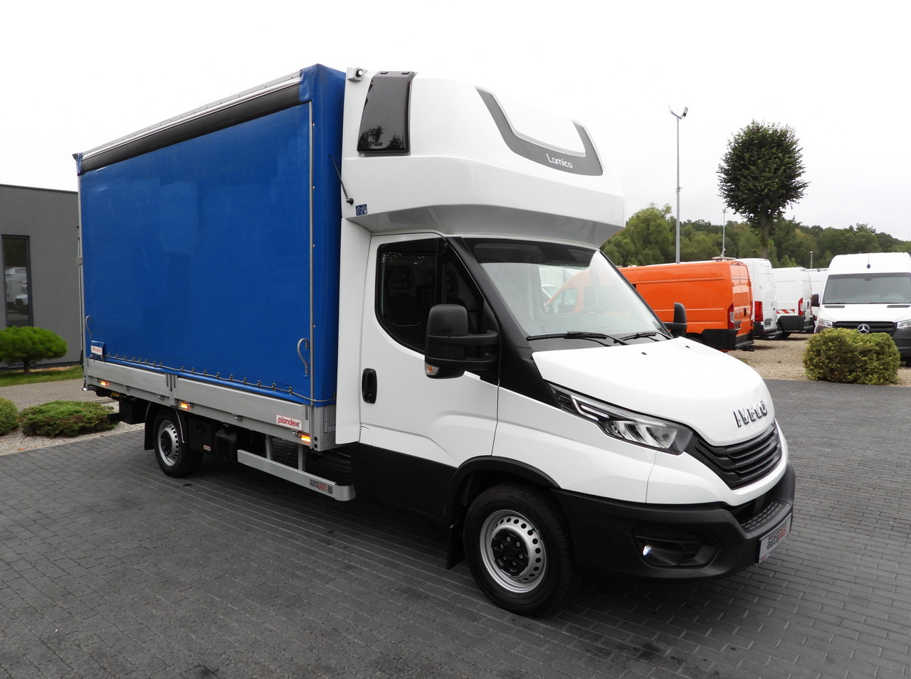 IVECO DAILY 35S18 TARPAULIN LIFT 8 PALLETS WEBASTO CRUISE CONTROL LED LIGHTS AIR CONDITIONING 180HP - Комбе со церада: слика 4 IVECO DAILY 35S18 TARPAULIN LIFT 8 PALLETS WEBASTO CRUISE CONTROL LED LIGHTS AIR CONDITIONING 180HP - Комбе со церада: слика 4