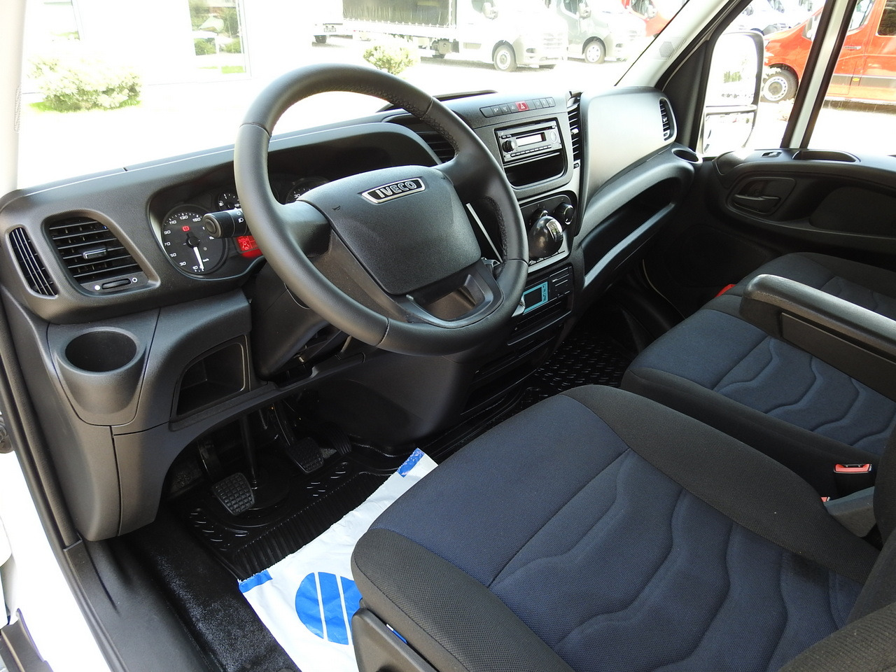 IVECO DAILY 50C15 REGRIGERATOR BOX -5*C POWER SUPPLY 230V AIR CONDITIONING TWIN WHEELS 150HP - Комбе ладилник: слика 2 IVECO DAILY 50C15 REGRIGERATOR BOX -5*C POWER SUPPLY 230V AIR CONDITIONING TWIN WHEELS 150HP - Комбе ладилник: слика 2