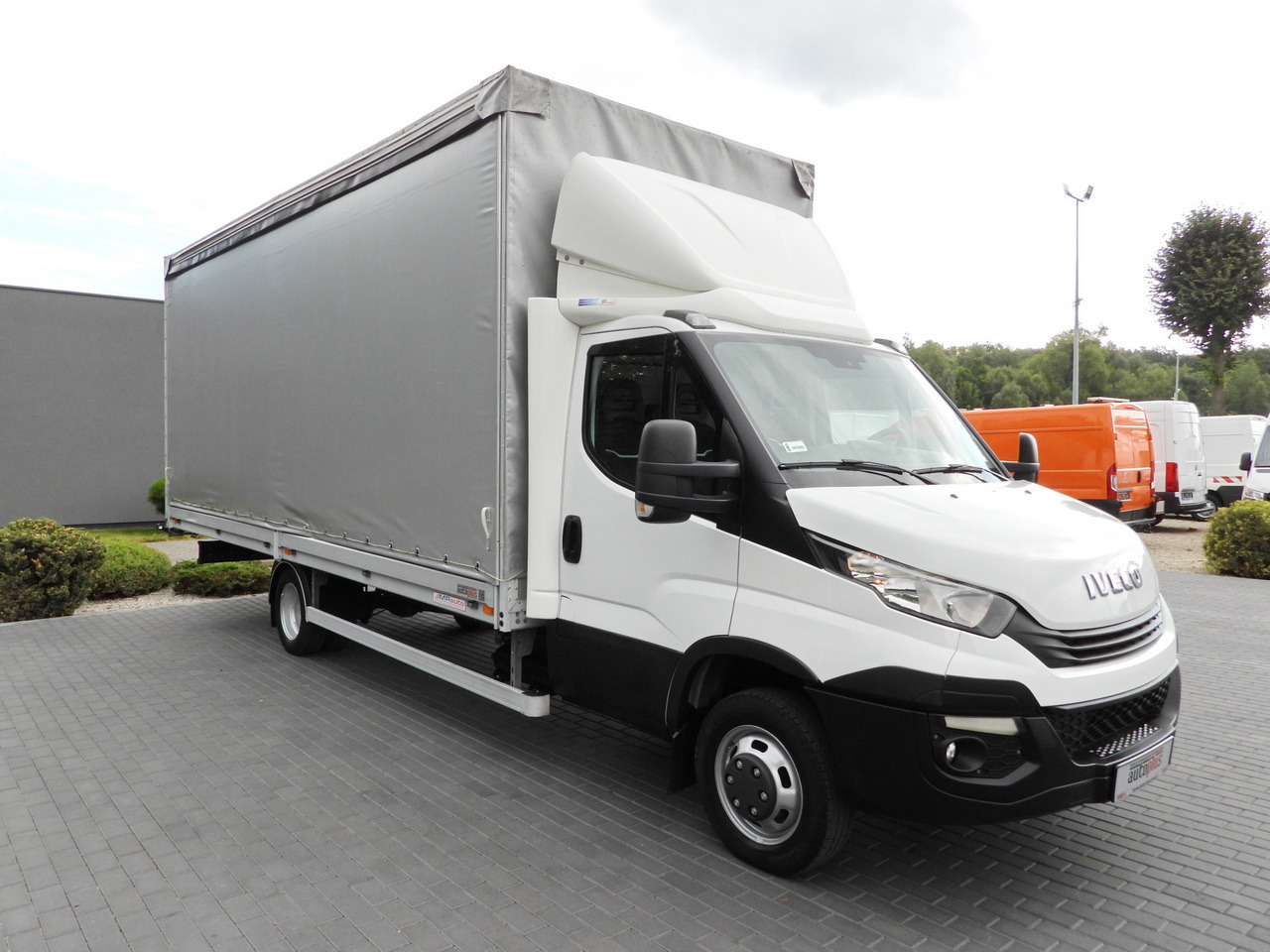 IVECO DAILY 50C15 TARPAULIN 12 PALLETS CRUISE CONTROL TWIN WHEELS AIR CONDITIONING 150HP - Комбе со церада: слика 4 IVECO DAILY 50C15 TARPAULIN 12 PALLETS CRUISE CONTROL TWIN WHEELS AIR CONDITIONING 150HP - Комбе со церада: слика 4