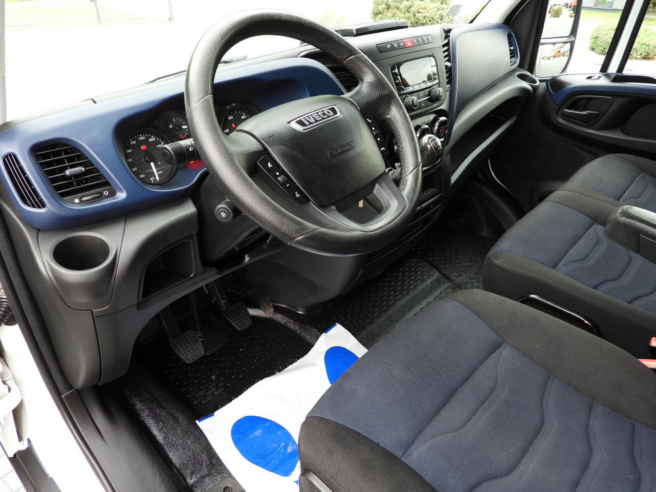 IVECO DAILY 50C15 TARPAULIN 12 PALLETS CRUISE CONTROL TWIN WHEELS AIR CONDITIONING 150HP - Комбе со церада: слика 2 IVECO DAILY 50C15 TARPAULIN 12 PALLETS CRUISE CONTROL TWIN WHEELS AIR CONDITIONING 150HP - Комбе со церада: слика 2