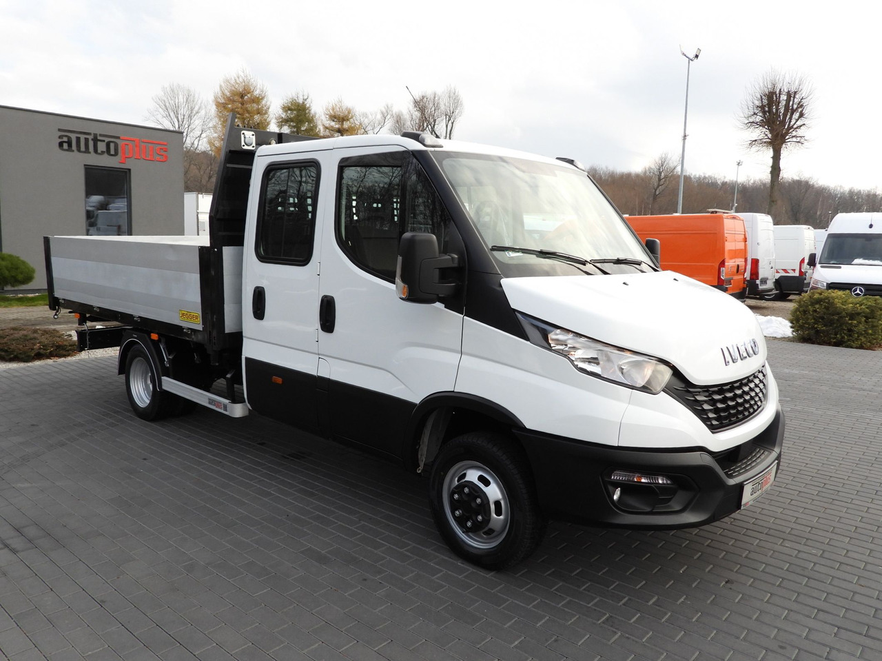IVECO DAILY 50C16 THREE-WAY TIPPER DOUBLE CABIN DOKA 6 SEATS CRUISE CONTROL PNEUMATICS TWIN WHEELS AIR CONDITIONING 160HP - Комби кипер: слика 4 IVECO DAILY 50C16 THREE-WAY TIPPER DOUBLE CABIN DOKA 6 SEATS CRUISE CONTROL PNEUMATICS TWIN WHEELS AIR CONDITIONING 160HP - Комби кипер: слика 4