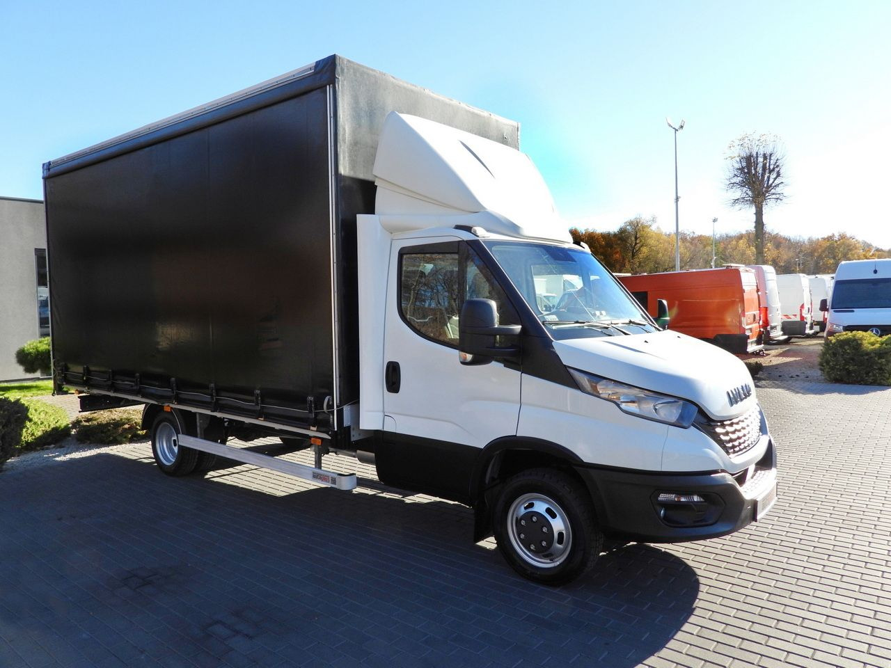 IVECO DAILY 50C17 TARPAULIN 10 PALLETS CRUISE CONTROL TWIN WHEELS AIR CONDITIONING 180HP - Комбе со церада: слика 4 IVECO DAILY 50C17 TARPAULIN 10 PALLETS CRUISE CONTROL TWIN WHEELS AIR CONDITIONING 180HP - Комбе со церада: слика 4