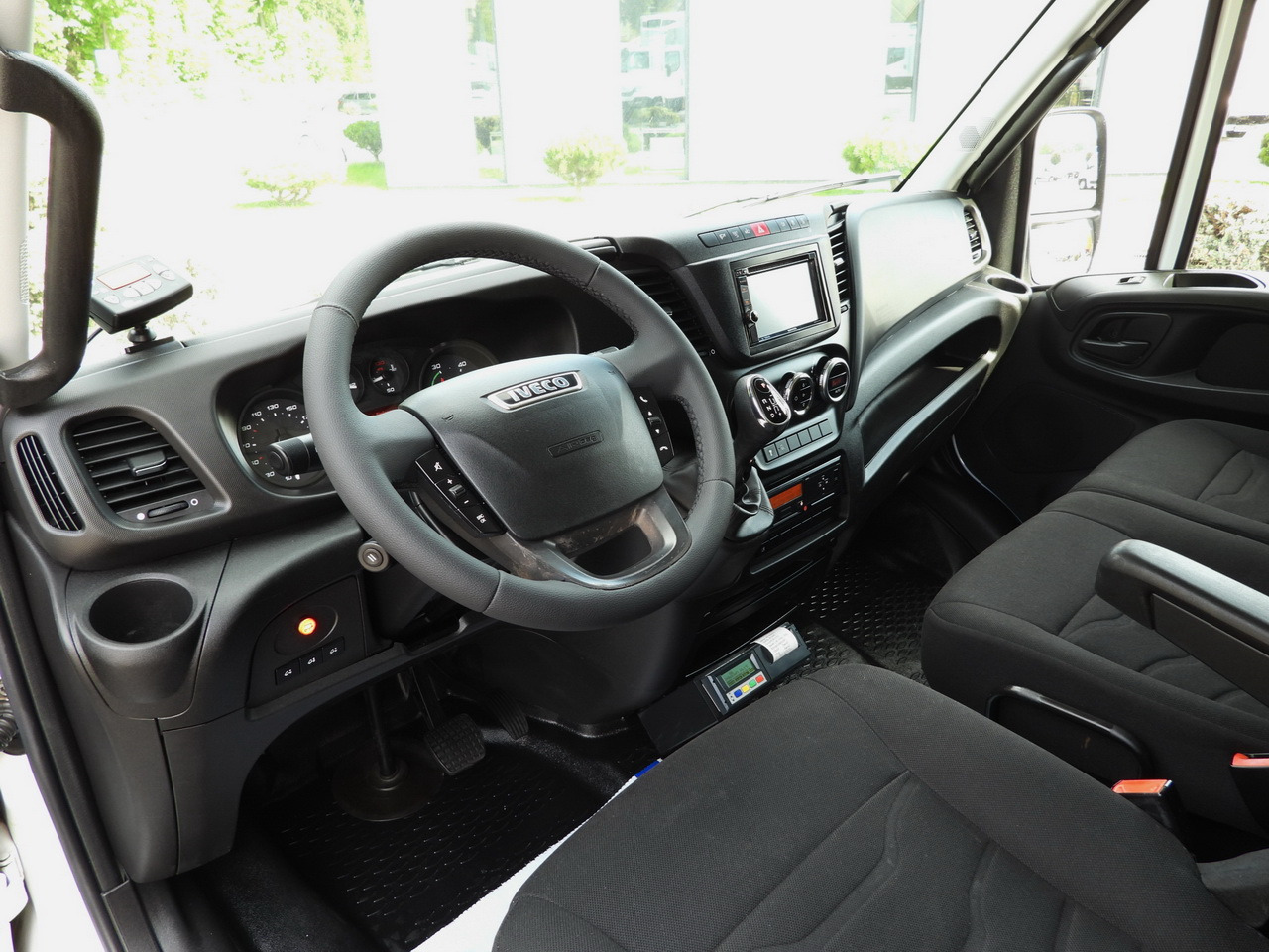 IVECO DAILY 70C17 REFRIGERATOR 1*C LIFT 10 PALLETS POWER SUPPLY 230V CRUISE CONTROL AIR CONDITIONING PNEUMATICS AUTOMATIC TRANSMISSION HI-MATIC TWIN WHEELS 170HP - Камион ладилник: слика 2 IVECO DAILY 70C17 REFRIGERATOR 1*C LIFT 10 PALLETS POWER SUPPLY 230V CRUISE CONTROL AIR CONDITIONING PNEUMATICS AUTOMATIC TRANSMISSION HI-MATIC TWIN WHEELS 170HP - Камион ладилник: слика 2