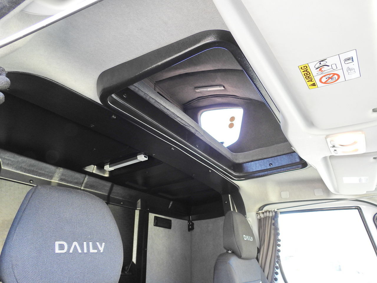 Комбе ладилник IVECO DAILY 70C18 BOX LIFT 14 PALLETS WEBASTO CRUISE CONTROL NAVIGATION LED LIGHTS TWIN WHEELS AIR CONDITIONING  180HP: слика 46 Комбе ладилник IVECO DAILY 70C18 BOX LIFT 14 PALLETS WEBASTO CRUISE CONTROL NAVIGATION LED LIGHTS TWIN WHEELS AIR CONDITIONING  180HP: слика 46