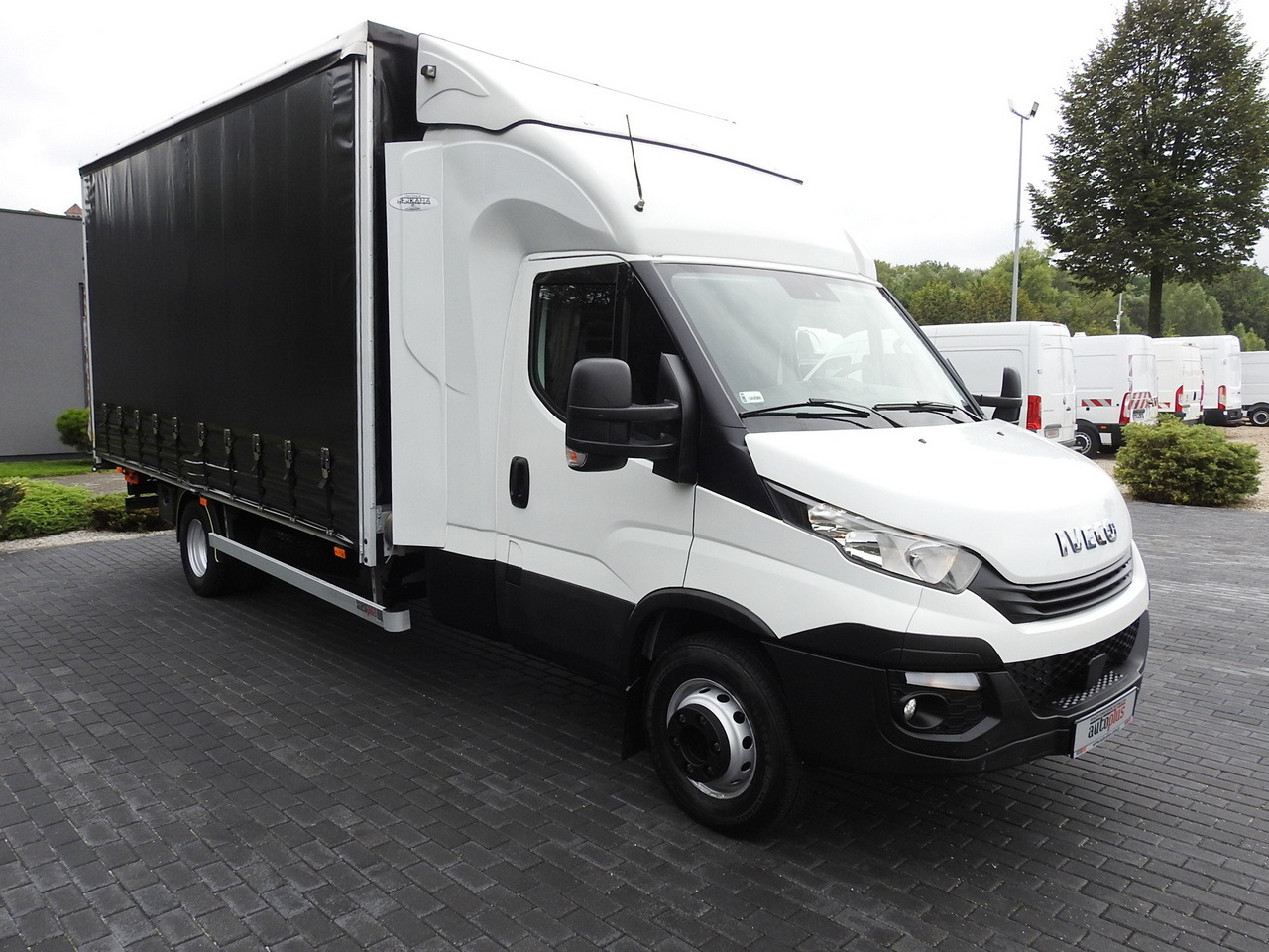 IVECO DAILY 70C18 TARPAULIN LIFT 12 PALLETS WEBASTO CRUISE CONTROL TWIN WHEELS AIR CONDITIONING 180HP - Камион со церада: слика 4 IVECO DAILY 70C18 TARPAULIN LIFT 12 PALLETS WEBASTO CRUISE CONTROL TWIN WHEELS AIR CONDITIONING 180HP - Камион со церада: слика 4