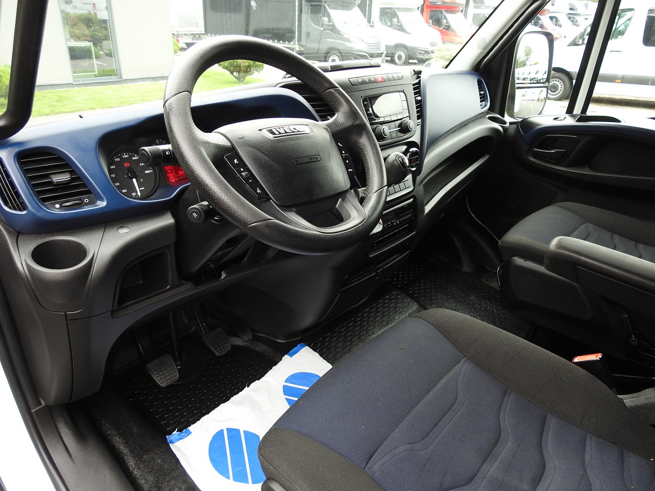 IVECO DAILY 70C18 TARPAULIN LIFT 12 PALLETS WEBASTO CRUISE CONTROL TWIN WHEELS AIR CONDITIONING 180HP - Комбе со церада: слика 2 IVECO DAILY 70C18 TARPAULIN LIFT 12 PALLETS WEBASTO CRUISE CONTROL TWIN WHEELS AIR CONDITIONING 180HP - Комбе со церада: слика 2