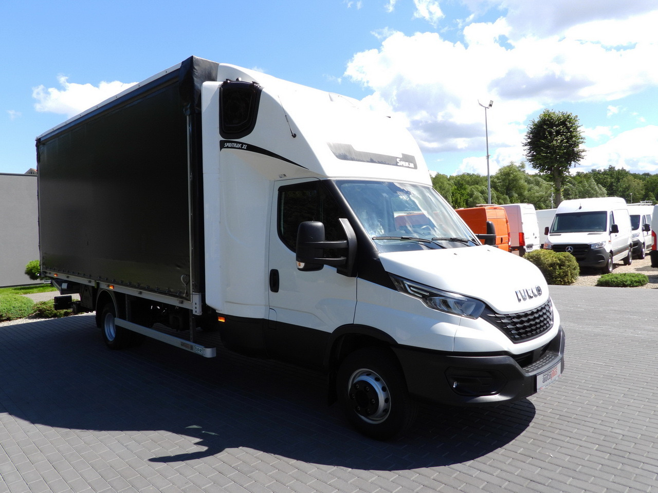 IVECO DAILY 70C18 TARPAULIN LIFT 14 PALLETS WEBASTO CRUISE CONTROL LED LIGHTS TWIN WHEELS AIR CONDITIONING 180HP - Комбе со церада: слика 4 IVECO DAILY 70C18 TARPAULIN LIFT 14 PALLETS WEBASTO CRUISE CONTROL LED LIGHTS TWIN WHEELS AIR CONDITIONING 180HP - Комбе со церада: слика 4