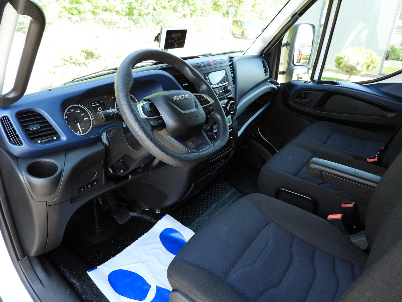 IVECO DAILY 72C18 LIFT 14 PALLETS CRUISE CONTROL PNEUMATICS AUTOMATIC TRANSMISSION HI-MATIC TWIN WHEELS AIR CONDITIONING 180HP - Камион сандучар: слика 2 IVECO DAILY 72C18 LIFT 14 PALLETS CRUISE CONTROL PNEUMATICS AUTOMATIC TRANSMISSION HI-MATIC TWIN WHEELS AIR CONDITIONING 180HP - Камион сандучар: слика 2