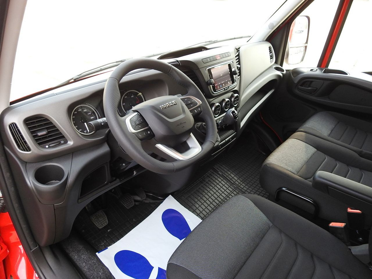 IVECO DAILY NEW TARPAULIN 10 PALLETS WEBASTO CRUISE CONTROL NAVIGATION AIR CONDITIONING LED LIGHTS  180HP - Комбе со церада: слика 2 IVECO DAILY NEW TARPAULIN 10 PALLETS WEBASTO CRUISE CONTROL NAVIGATION AIR CONDITIONING LED LIGHTS  180HP - Комбе со церада: слика 2