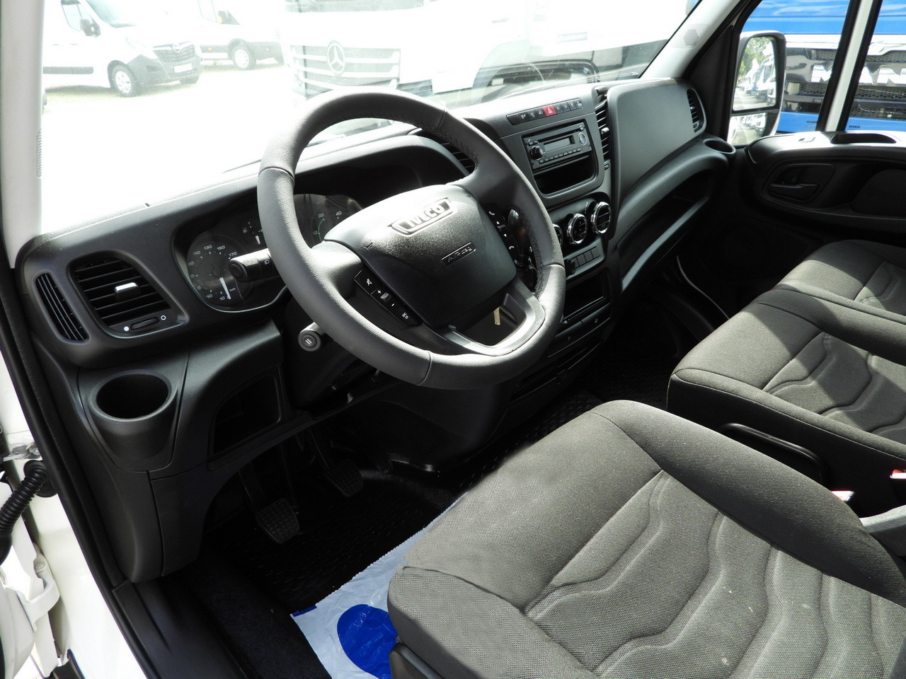 IVECO DAILY 35C17 BOX DELIVERY VAN 6 SEATS CRUISE CONTROL TWIN WHEELS AIR CONDITIONING 170HP - Комбе: слика 2 IVECO DAILY 35C17 BOX DELIVERY VAN 6 SEATS CRUISE CONTROL TWIN WHEELS AIR CONDITIONING 170HP - Комбе: слика 2