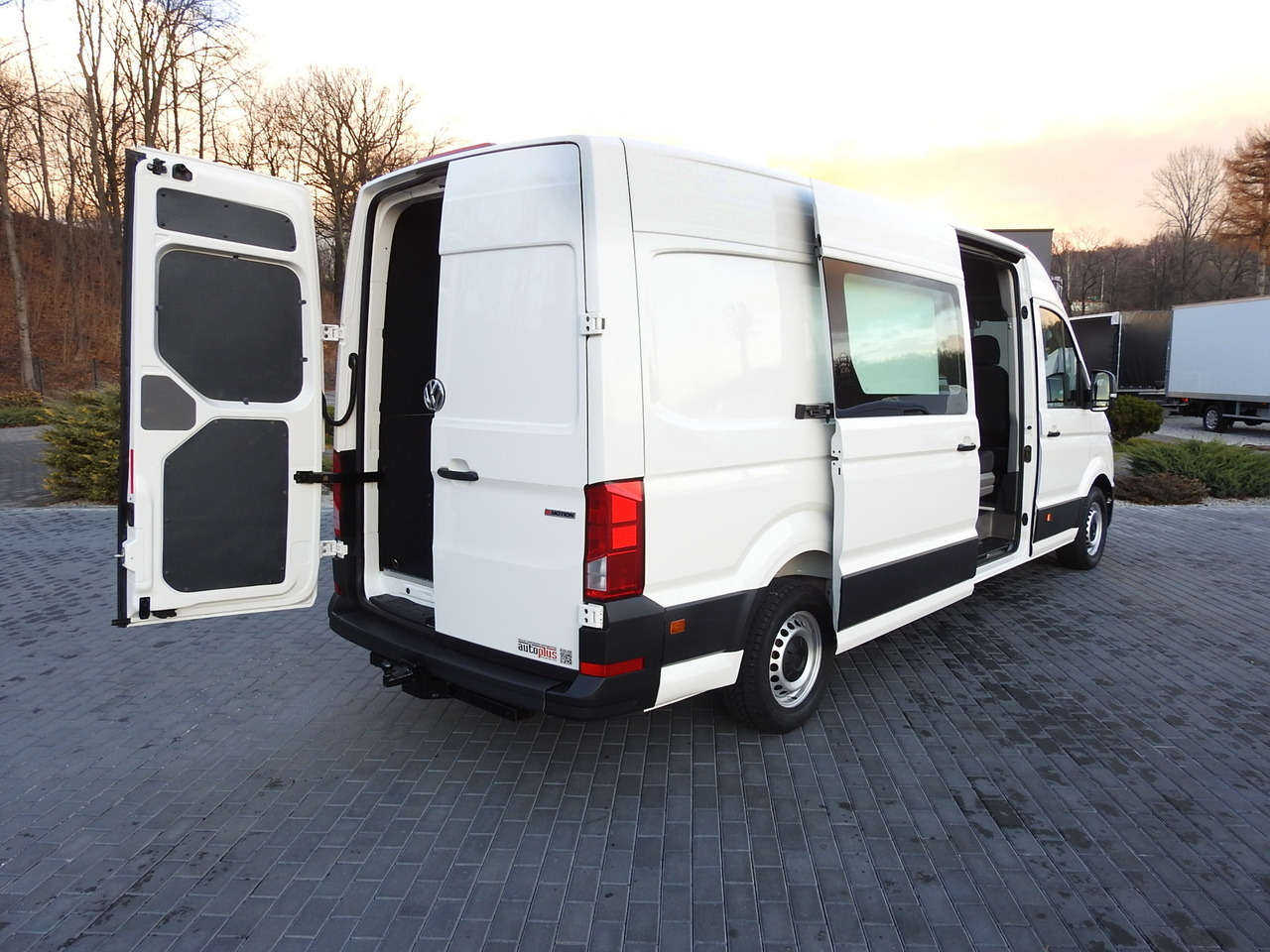 VOLKSWAGEN CRAFTER 4X4 4MOTION BOX DELIVERY VAN 7 SEATS AIR CONDITIONING 140HP - Комбе: слика 3 VOLKSWAGEN CRAFTER 4X4 4MOTION BOX DELIVERY VAN 7 SEATS AIR CONDITIONING 140HP - Комбе: слика 3