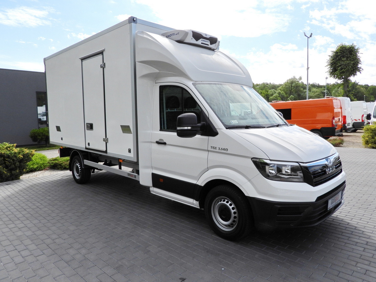 MAN TGE 3.140 REGRIGERATOR BOX -1*C 8 PALLETS HEATING FUNCTION CRUISE CONTROL PNEUMATICS AIR CONDITIONING 140HP - Комбе ладилник: слика 4 MAN TGE 3.140 REGRIGERATOR BOX -1*C 8 PALLETS HEATING FUNCTION CRUISE CONTROL PNEUMATICS AIR CONDITIONING 140HP - Комбе ладилник: слика 4