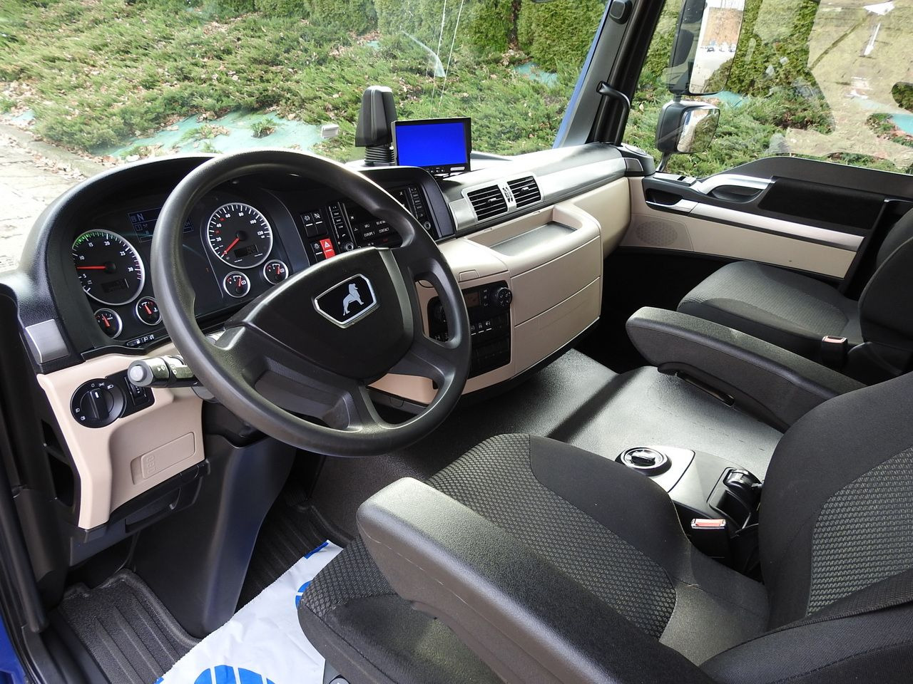 MAN TGL 12.220 BOX LIFT 18 PALLETS CRUISE CONTROLAIR CONDITIONING PNEUMATICS AUTOMATIC TWIN WHEELS  220HP - Комбе фургон: слика 2 MAN TGL 12.220 BOX LIFT 18 PALLETS CRUISE CONTROLAIR CONDITIONING PNEUMATICS AUTOMATIC TWIN WHEELS  220HP - Комбе фургон: слика 2