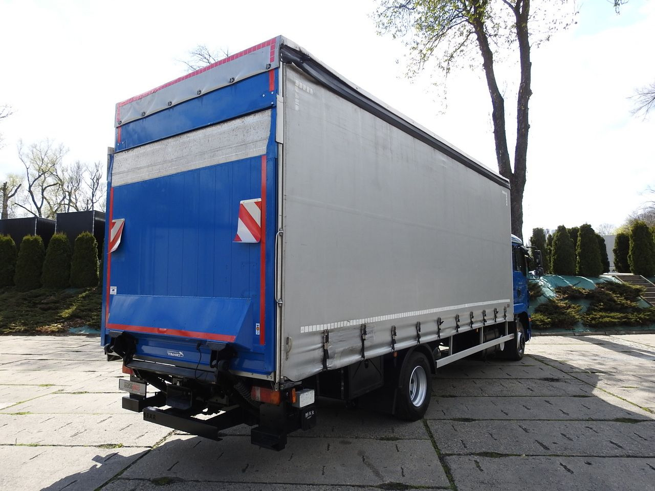 MAN TGM 15.290 TARPAULIN LIFT 18 PALLETS CRUISE CONTROL TWIN WHEELS AIR CONDITIONING 290HP - Камион со церада: слика 3 MAN TGM 15.290 TARPAULIN LIFT 18 PALLETS CRUISE CONTROL TWIN WHEELS AIR CONDITIONING 290HP - Камион со церада: слика 3