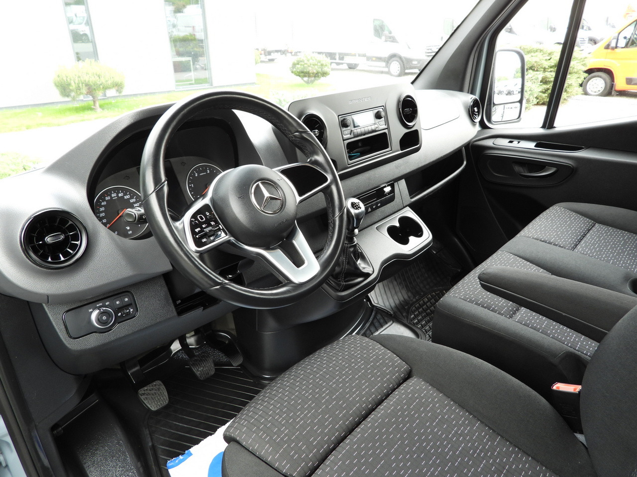 MERCEDES SPRINTER 315 STAKE BODY 8 PALLETS CRUISE CONTROL AIR CONDITIONING  150HP - Комбе со отворен сандак: слика 2 MERCEDES SPRINTER 315 STAKE BODY 8 PALLETS CRUISE CONTROL AIR CONDITIONING  150HP - Комбе со отворен сандак: слика 2