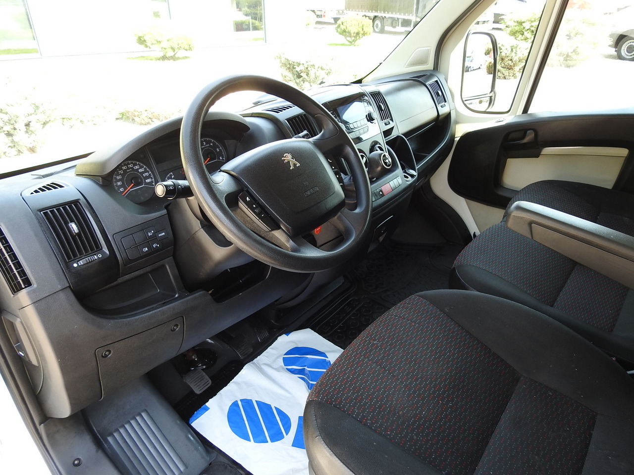 PEUGEOT BOXER BOX DELIVERY VAN 7 SEATS 110HP - Товарно комбе: слика 2 PEUGEOT BOXER BOX DELIVERY VAN 7 SEATS 110HP - Товарно комбе: слика 2